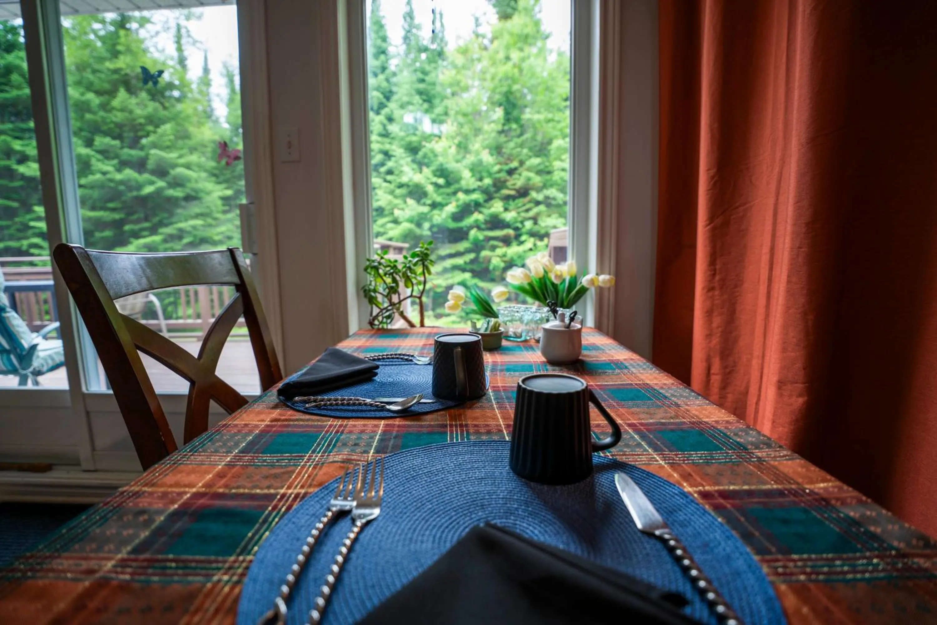 Dining area in Gîte Crystal Inn