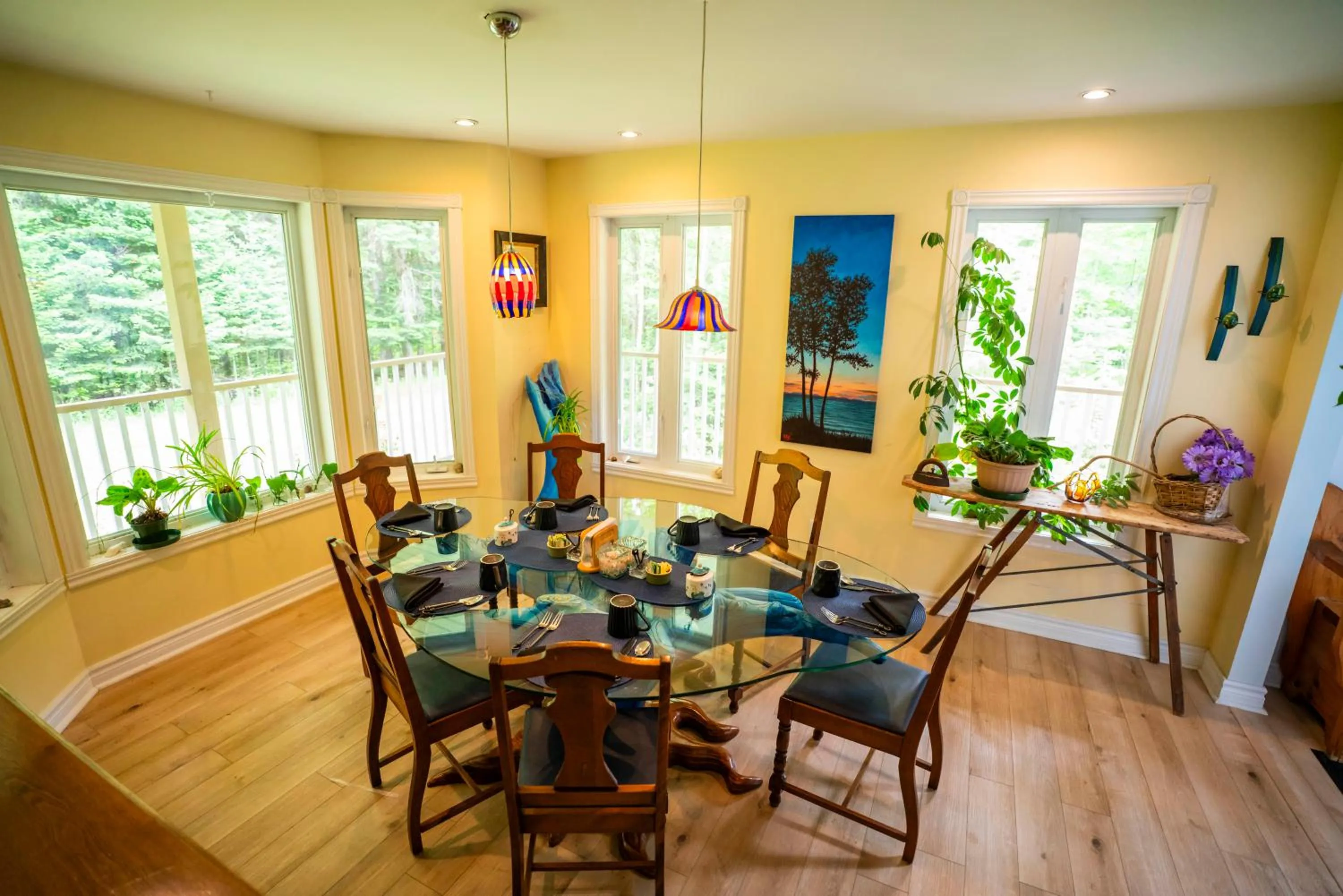 Dining area in Gîte Crystal Inn