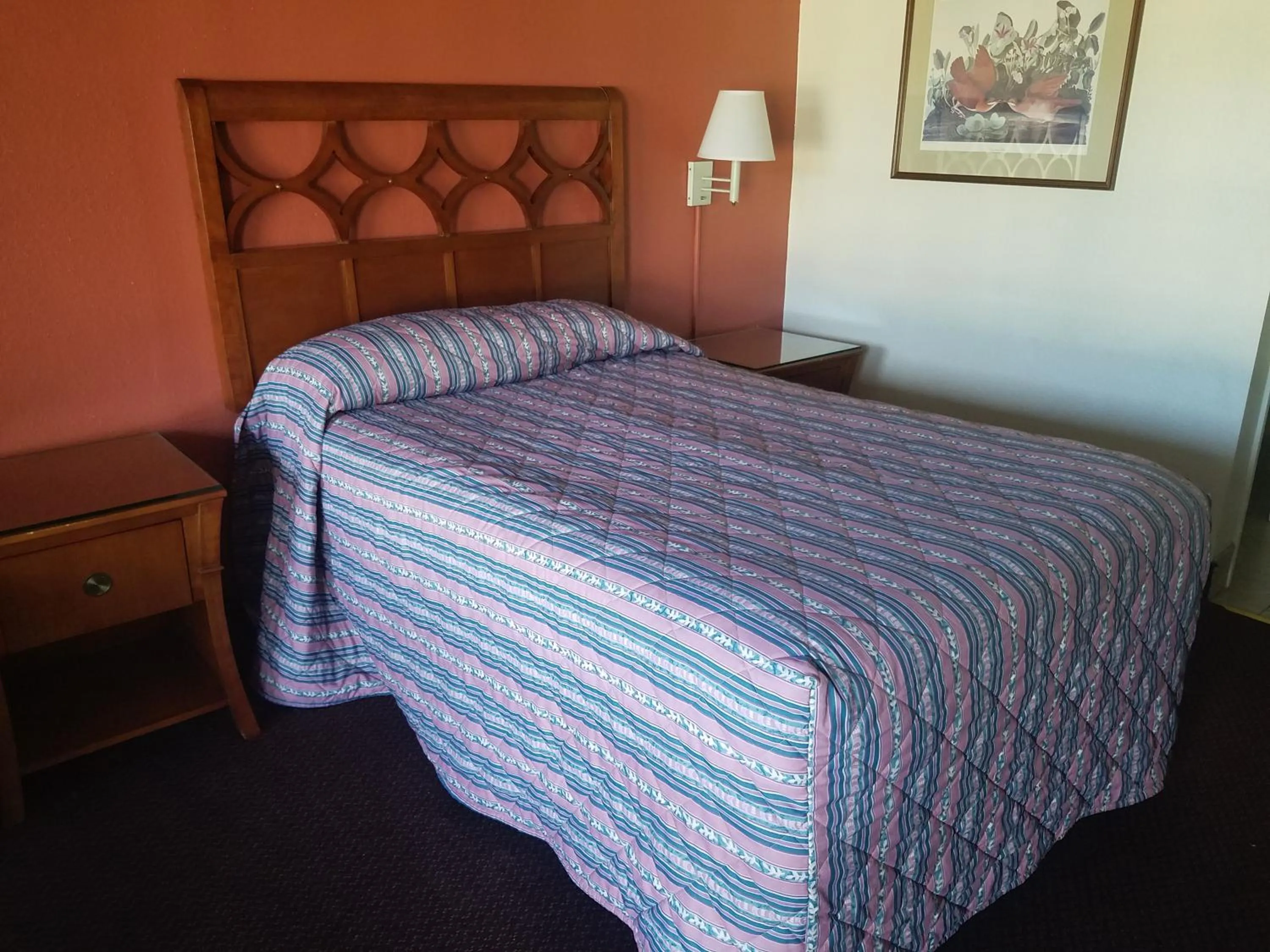 Bed in Masters Inn I-26