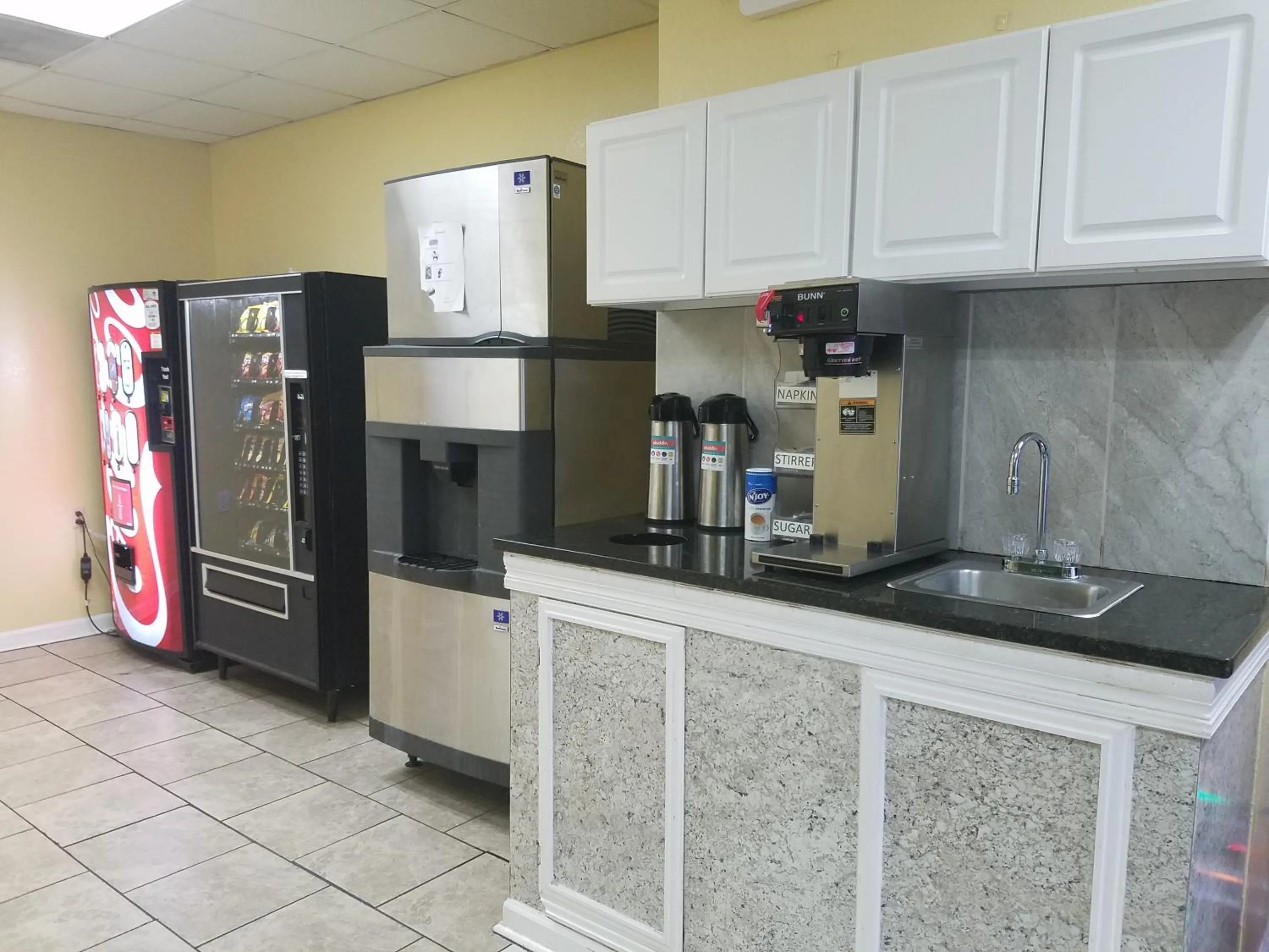 Food and drinks in Masters Inn I-26