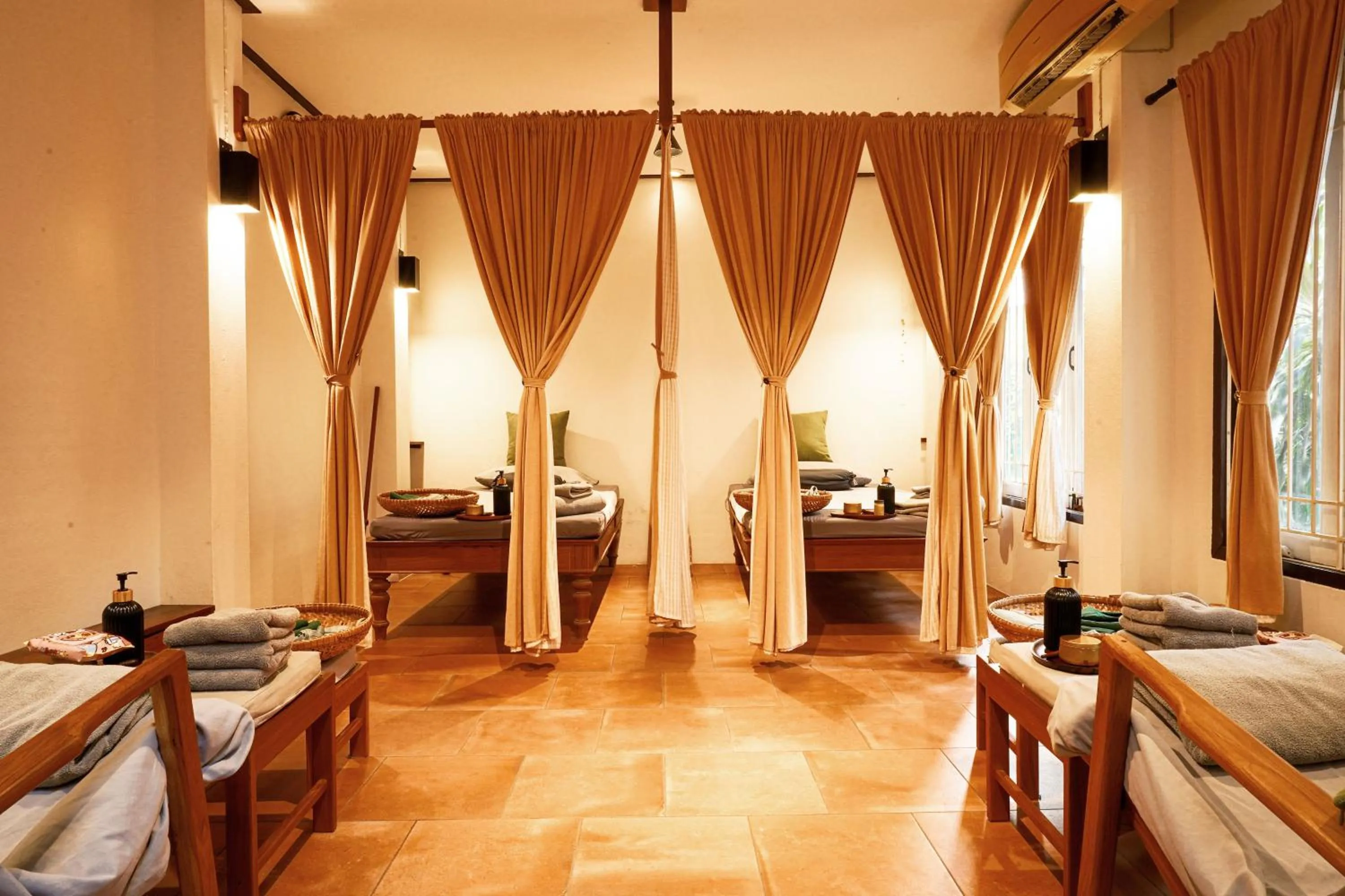 Massage, Bed in Thanicha Resort Amphawa