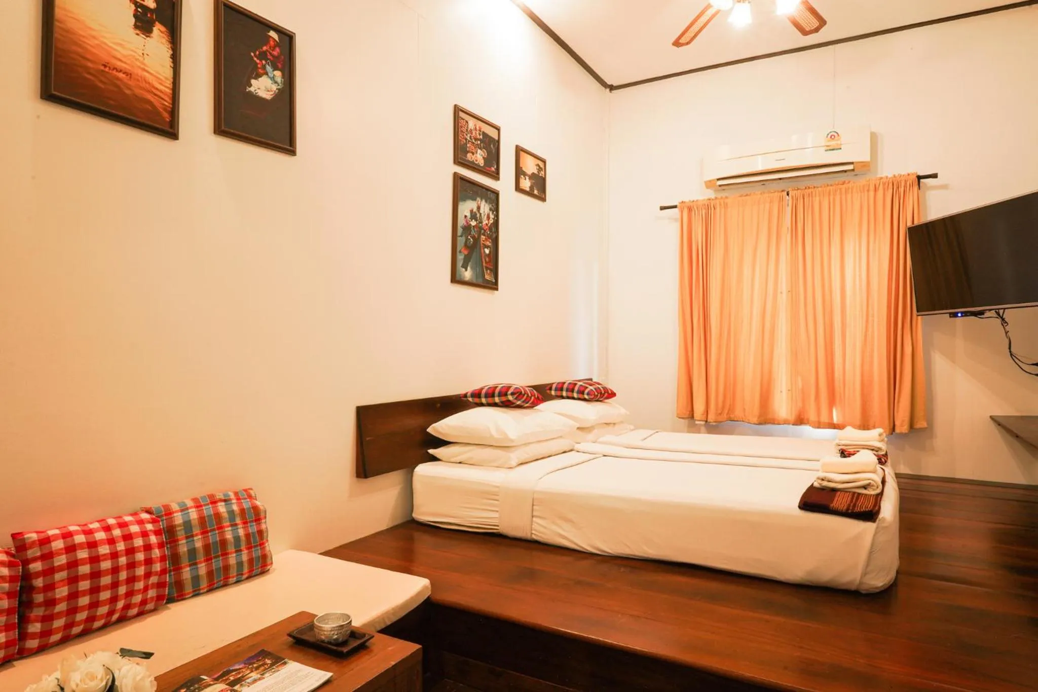 Bed in Thanicha Resort Amphawa