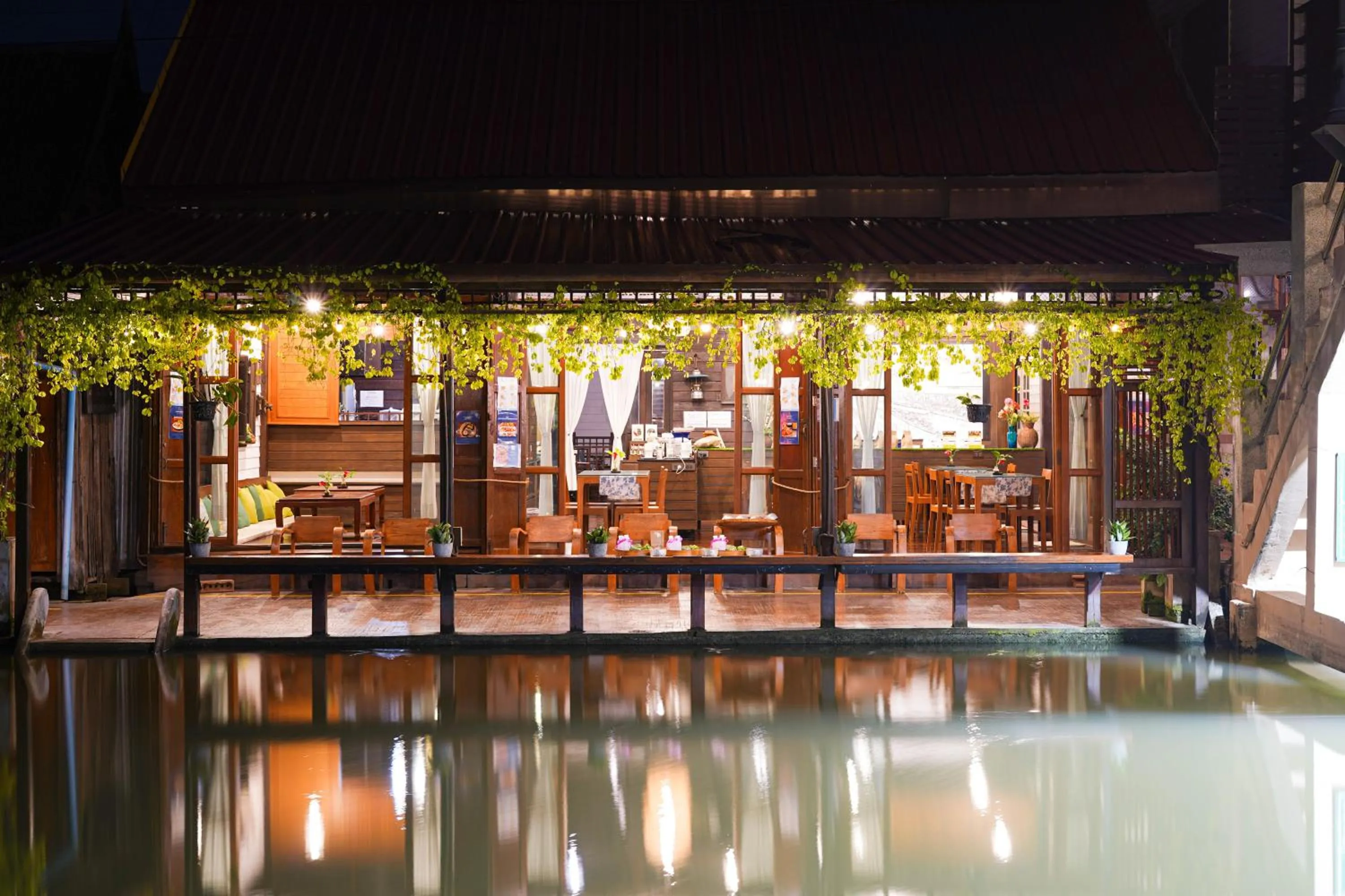 Restaurant/places to eat in Thanicha Resort Amphawa