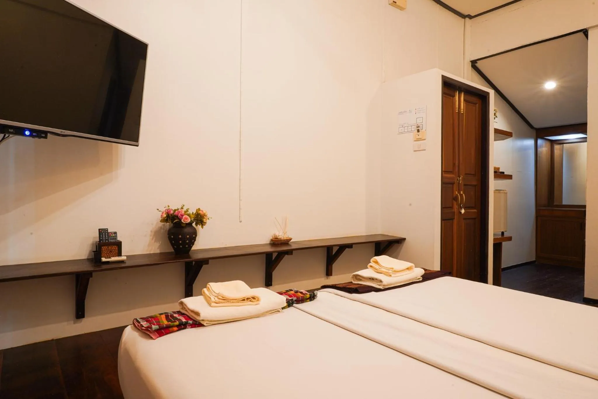 Bed in Thanicha Resort Amphawa