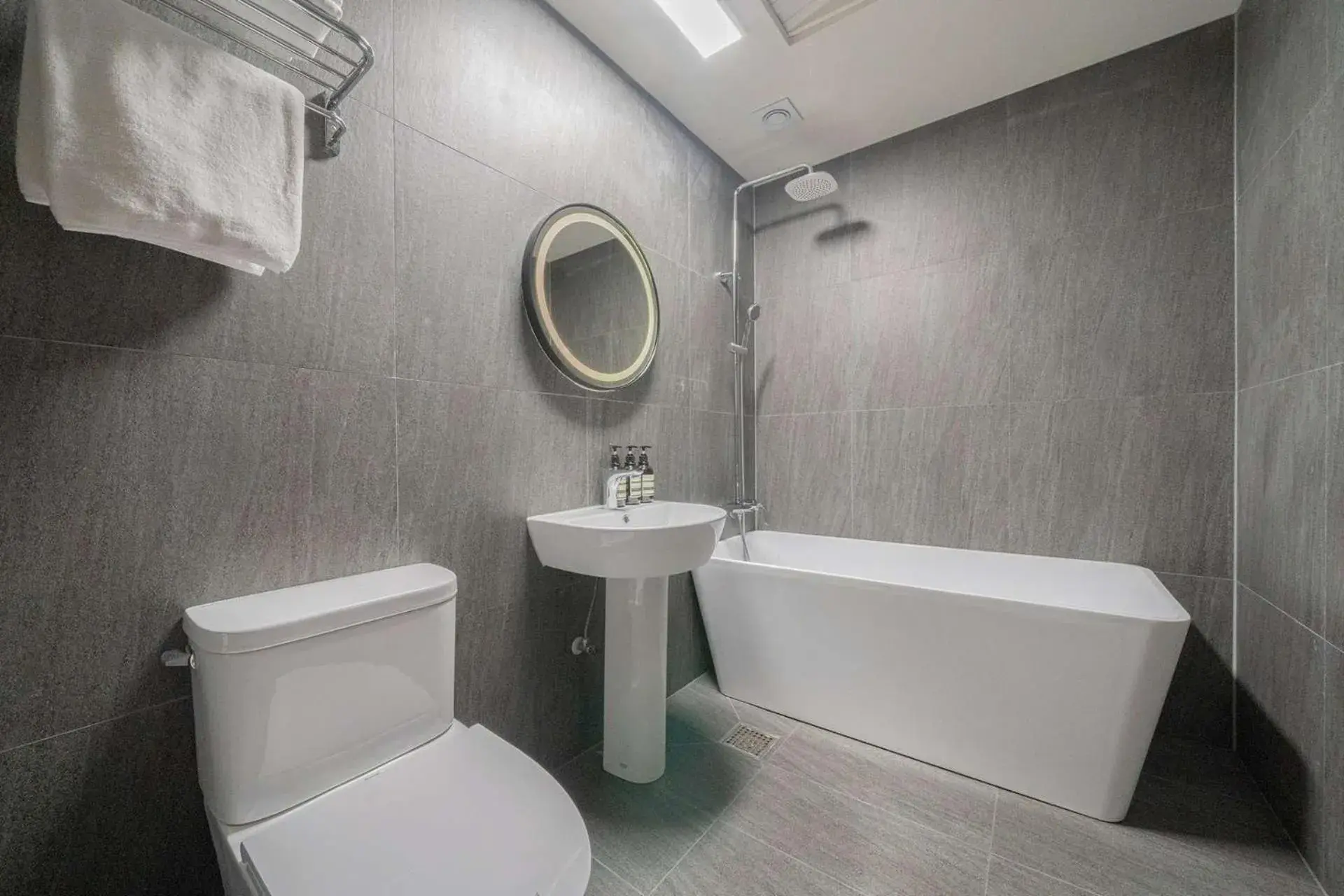 Deluxe Twin Room with 4PC in From H About Hotel Chungju Deluxe Twin Room with 4PC in From H About Hotel Chungju