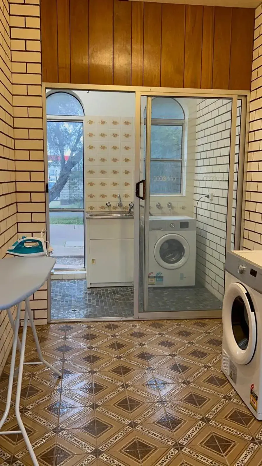 Five-Bedroom House in OUYEN MOTEL Five-Bedroom House in OUYEN MOTEL