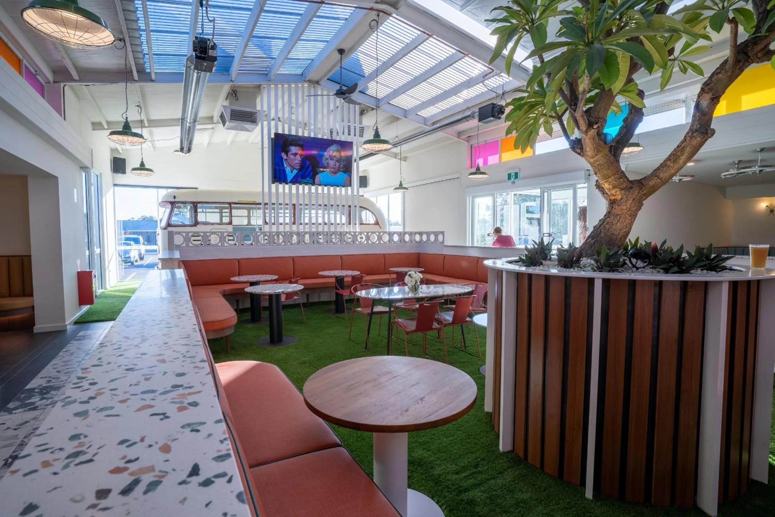 Restaurant/places to eat in Peninsula Hotel Motel