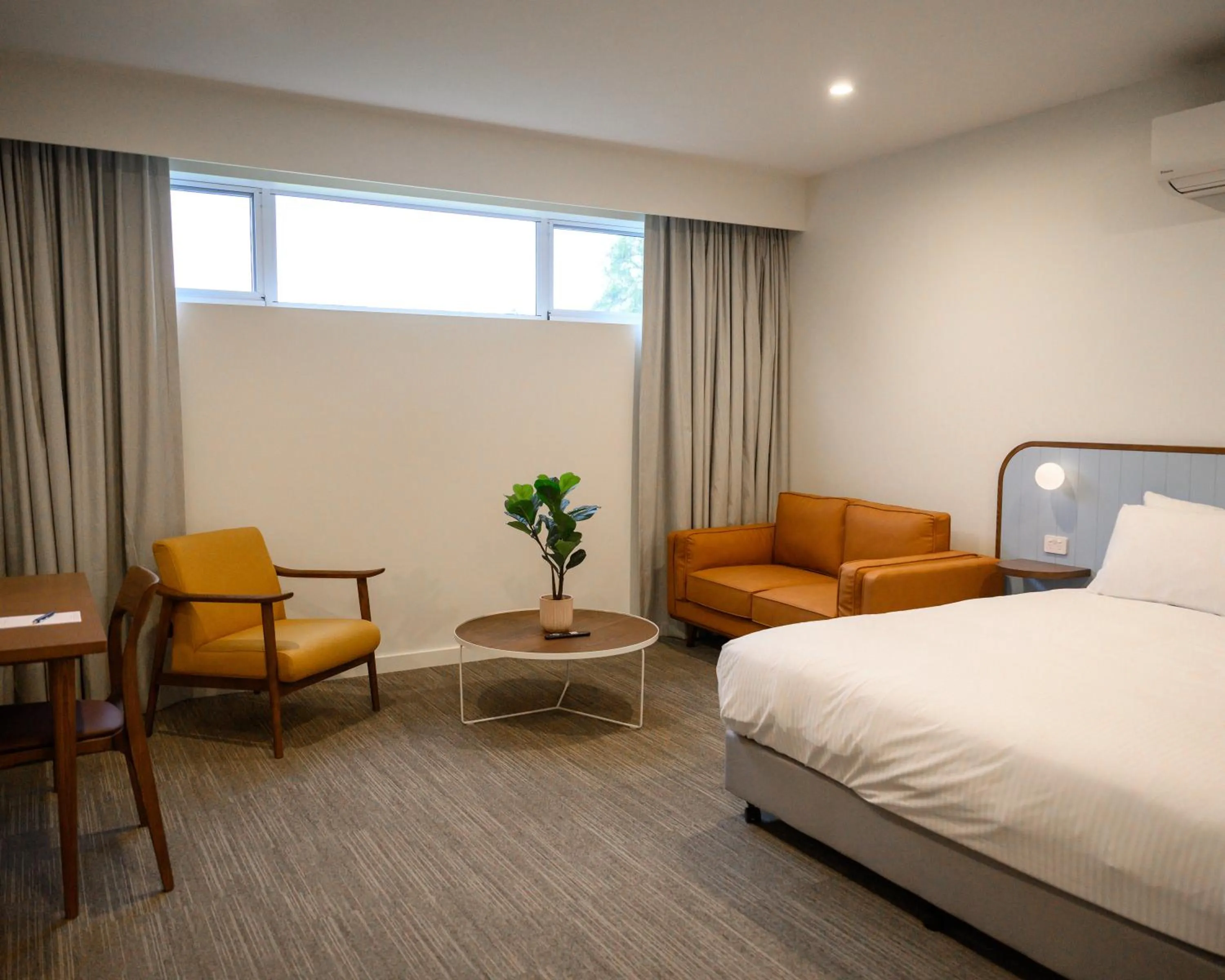 Bed in Peninsula Hotel Motel