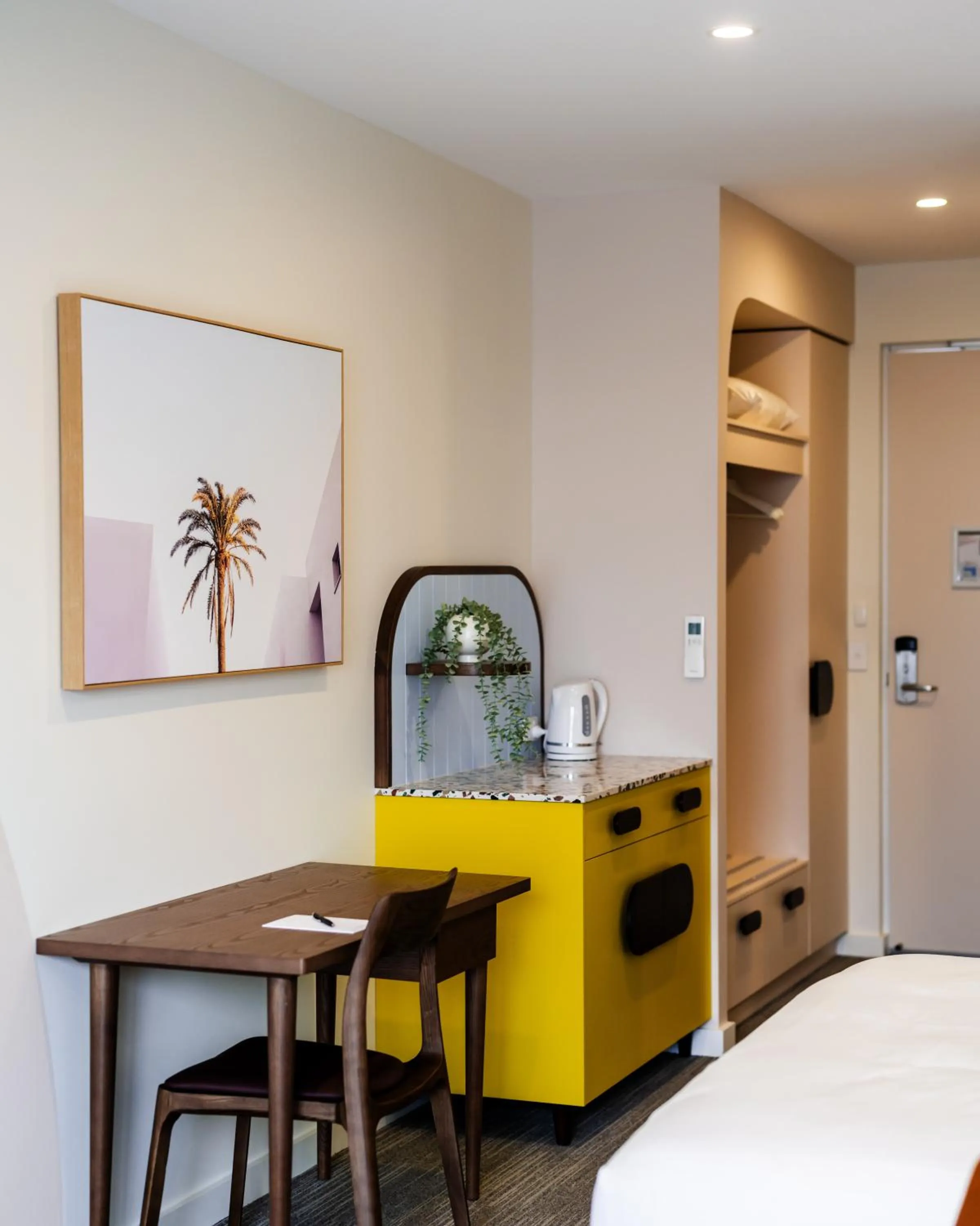 Bed in Peninsula Hotel Motel