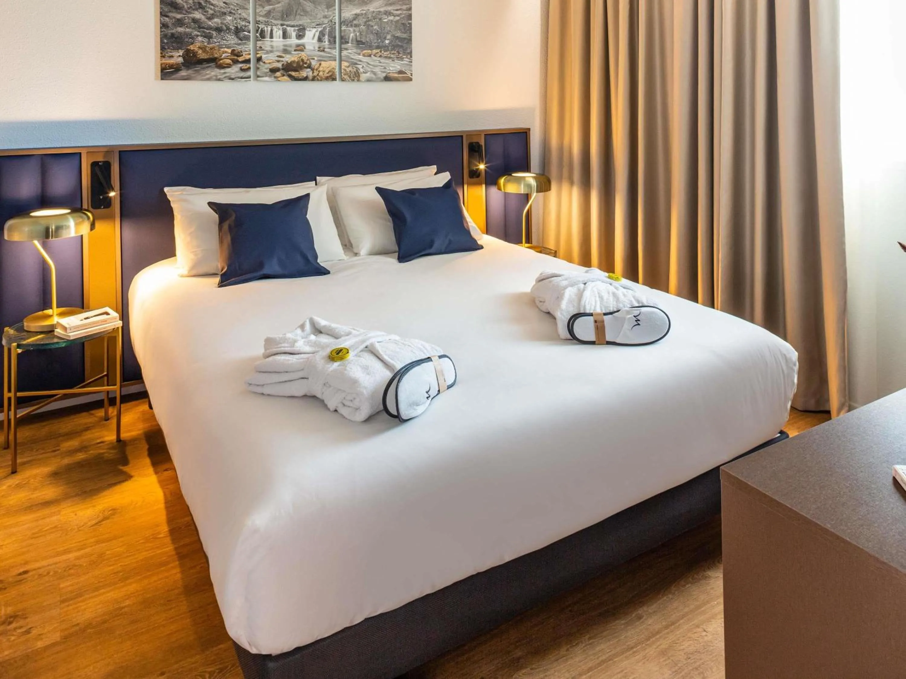 Bedroom, Bed in Mercure Toulouse Aeroport Blagnac