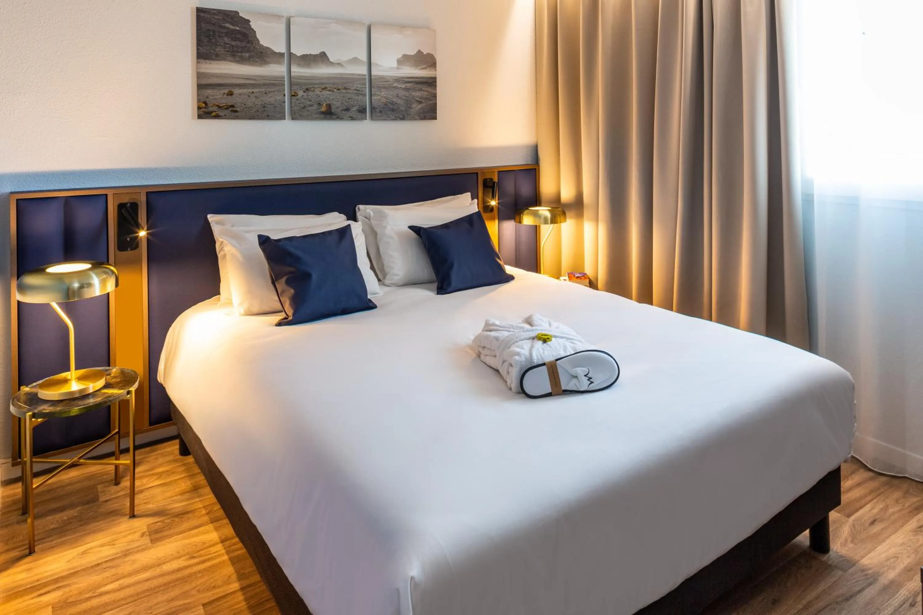 Photo of the whole room, Bed in Mercure Toulouse Aeroport Blagnac