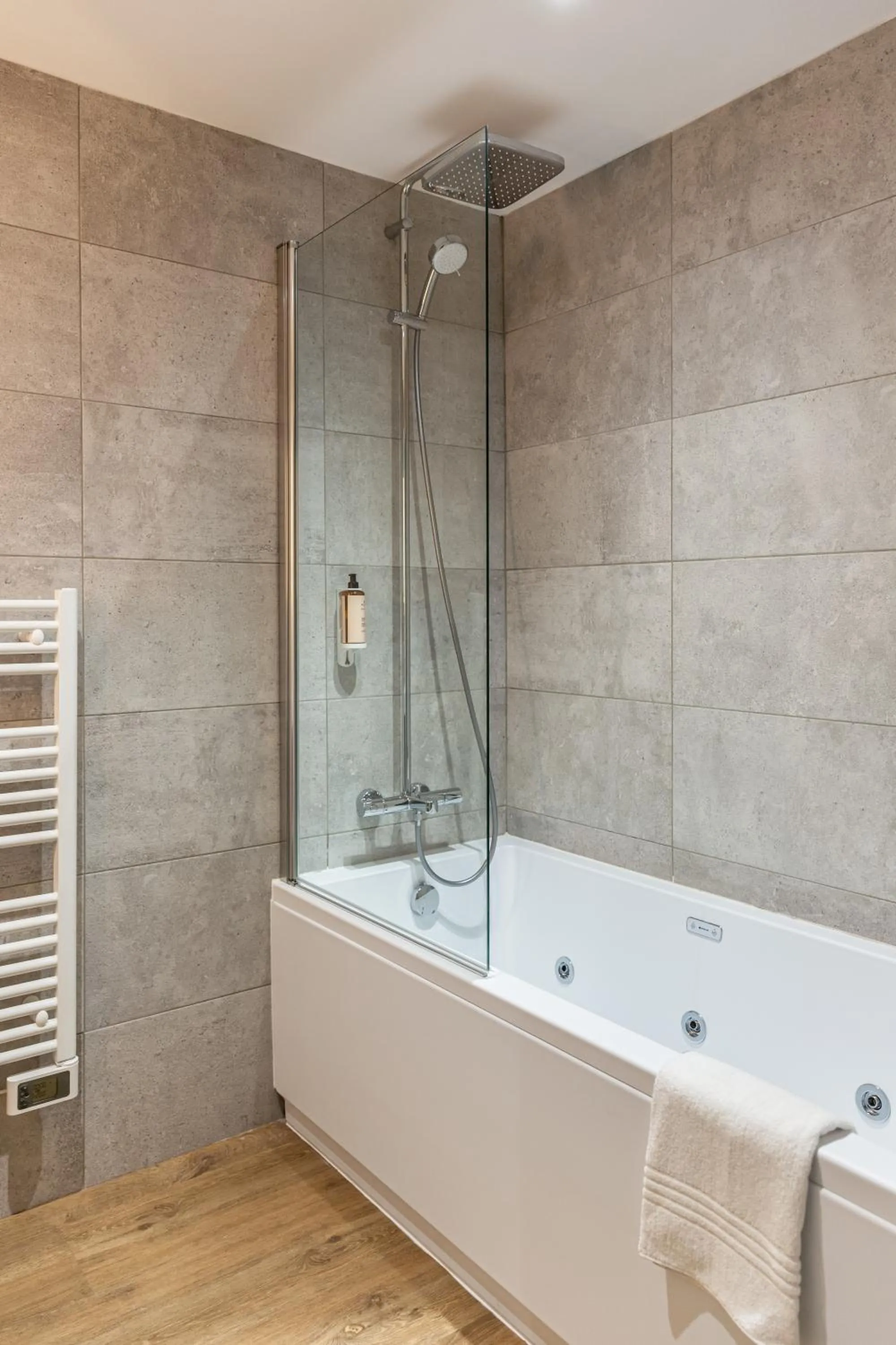 Bathroom in Mercure Toulouse Aeroport Blagnac