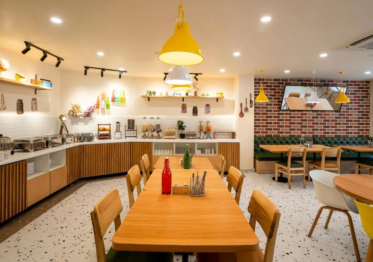 Restaurant/places to eat in Bloom Hotel - Sector 19