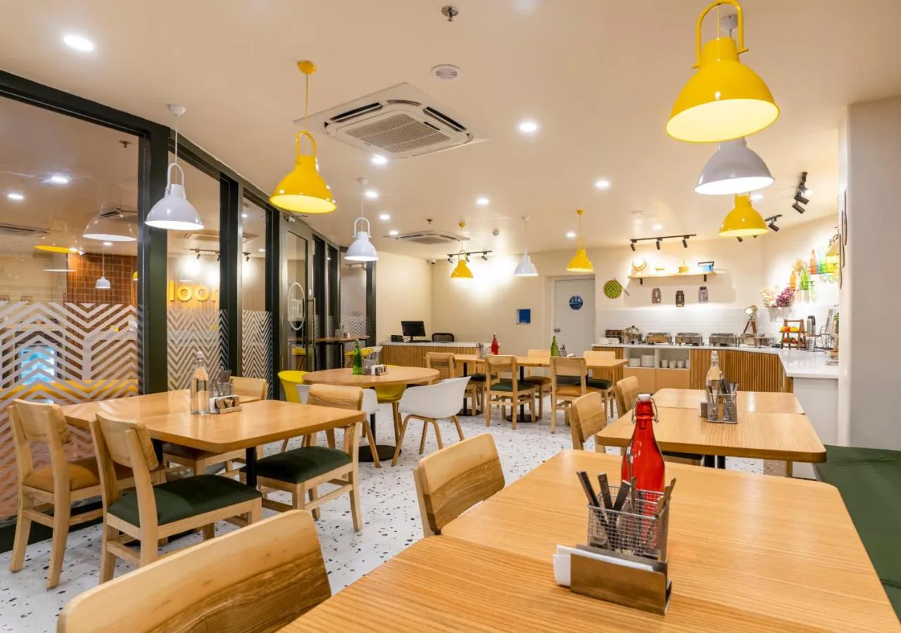 Restaurant/places to eat in Bloom Hotel - Sector 19