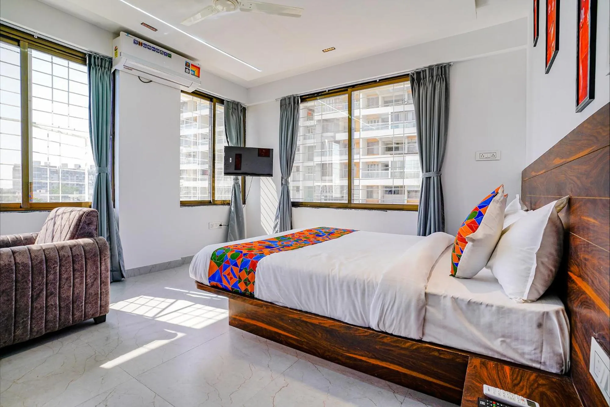 Communal lounge/ TV room, Bed in Via Crystal Inn