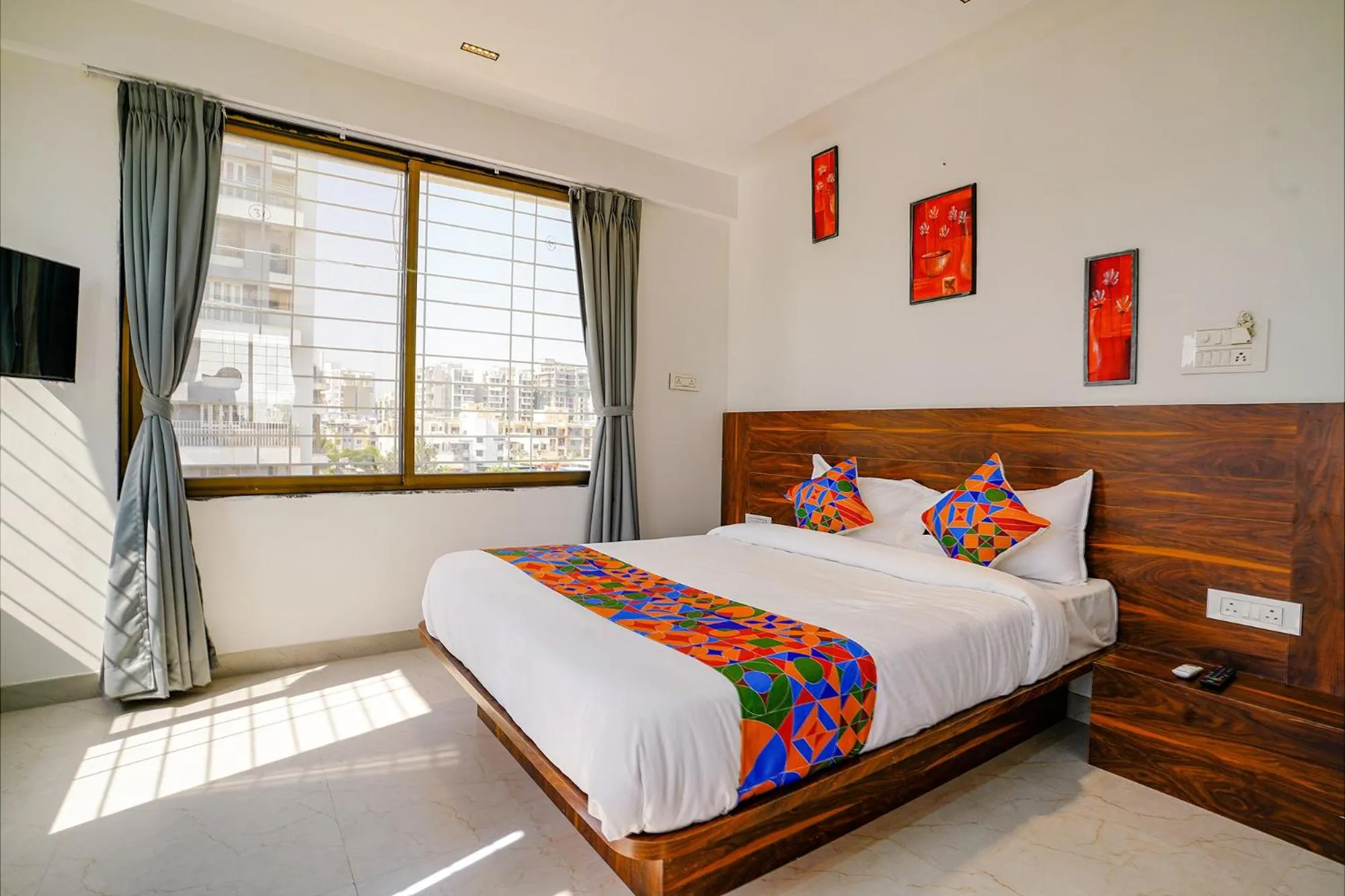 Communal lounge/ TV room, Bed in Via Crystal Inn