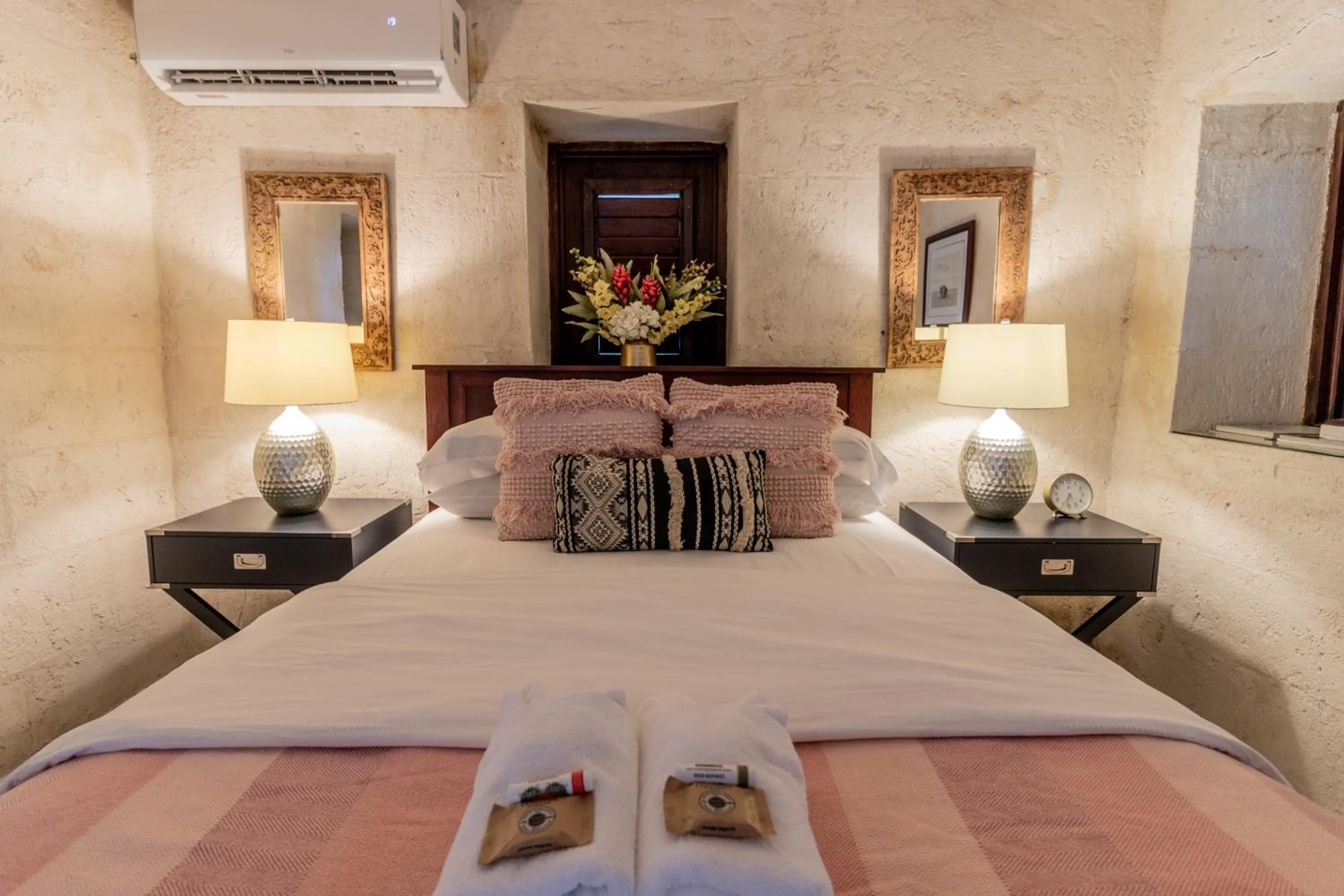 Bedroom, Bed in Sweetfield Manor