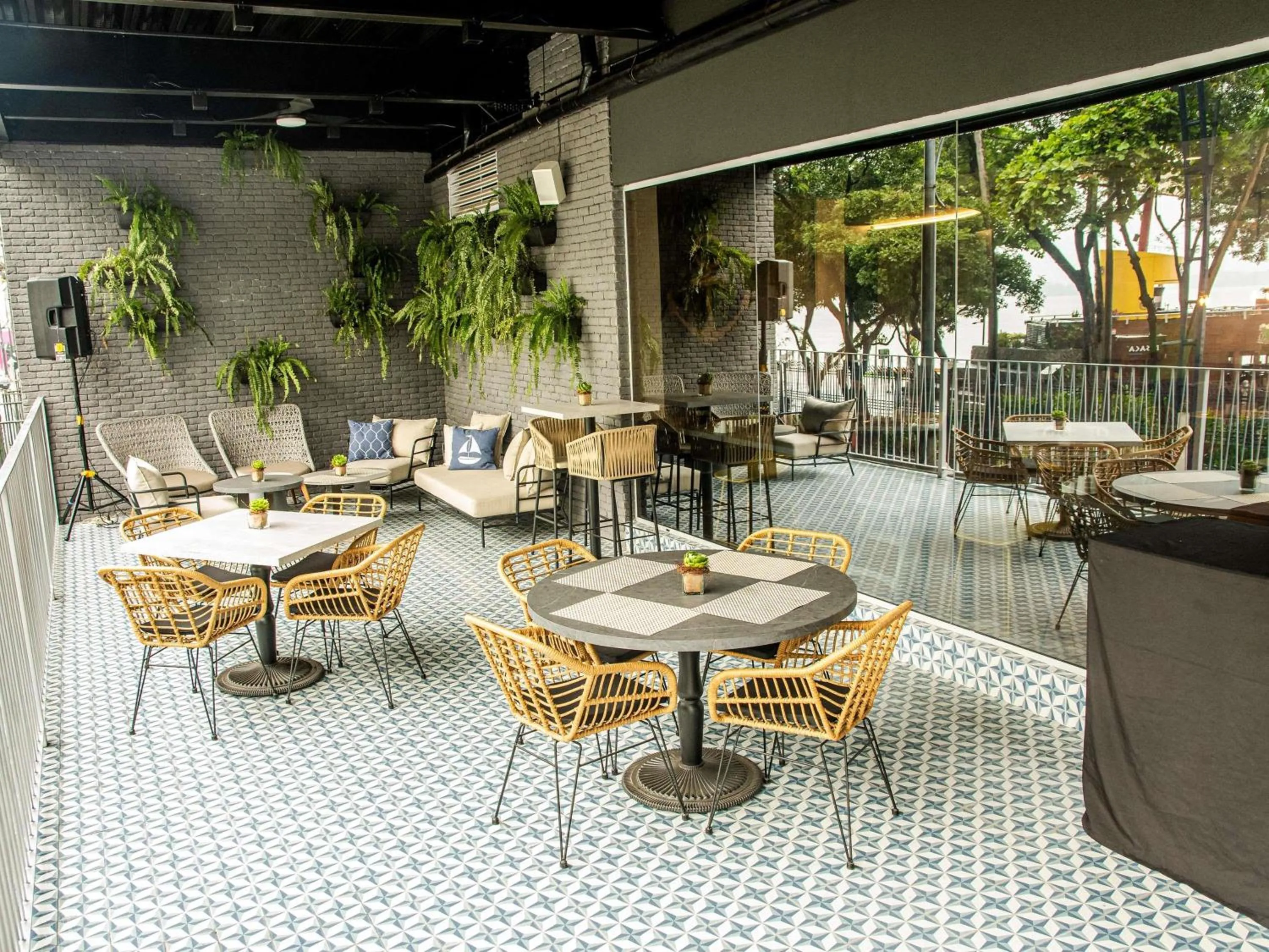 Restaurant/places to eat in Ibis Styles El Malecon Guayaquil