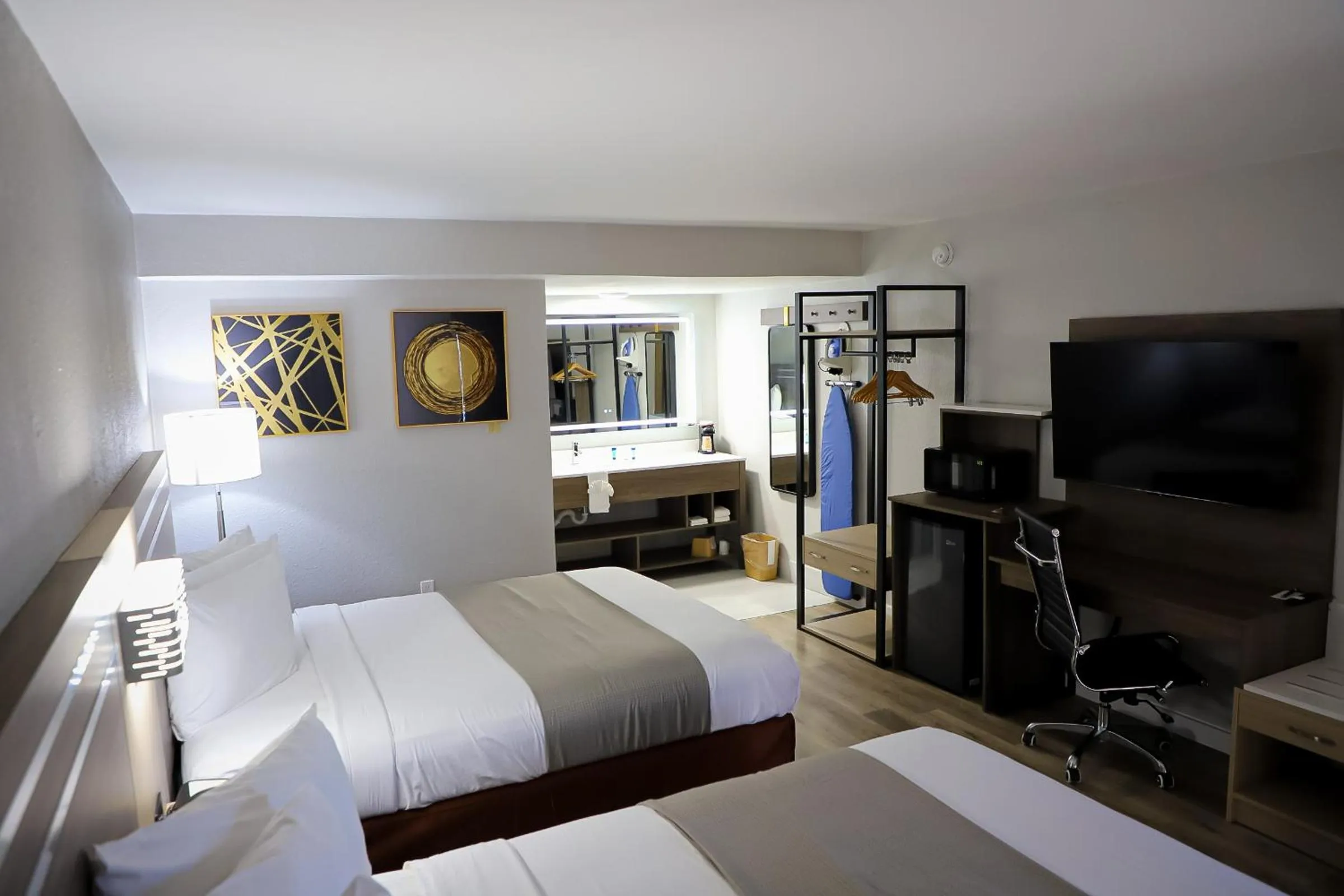 Communal lounge/ TV room, Bed in Airport Inn