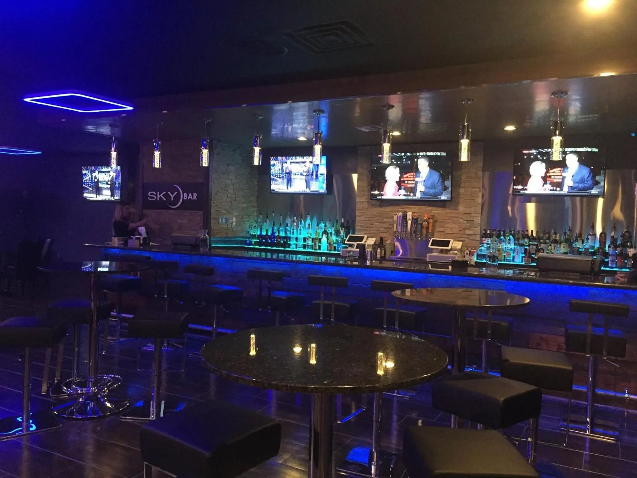 Restaurant/places to eat in Airport Inn