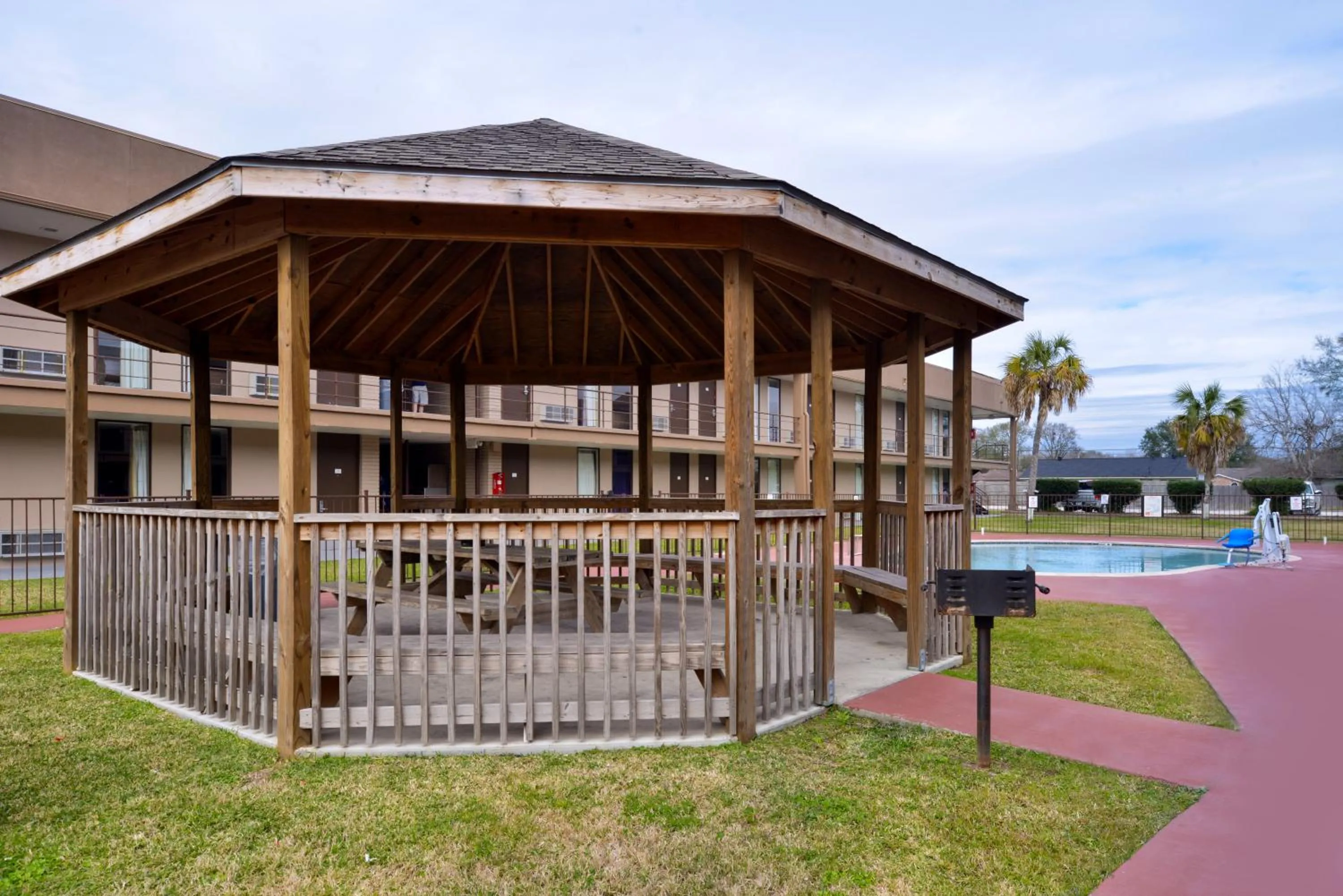 BBQ facilities in Airport Inn