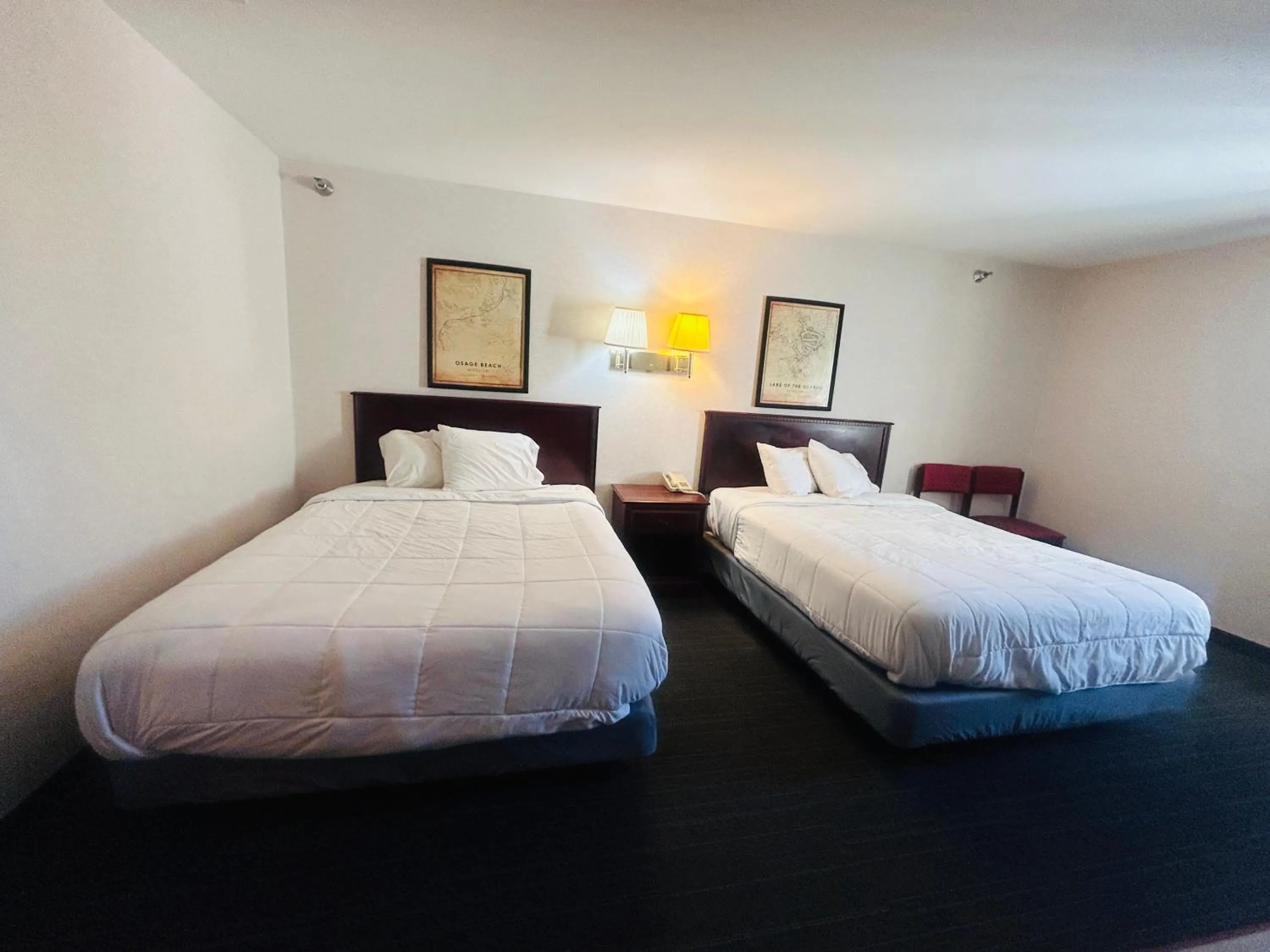 Bedroom, Bed in Osage Village Inn Near Lake Ozarks US 54