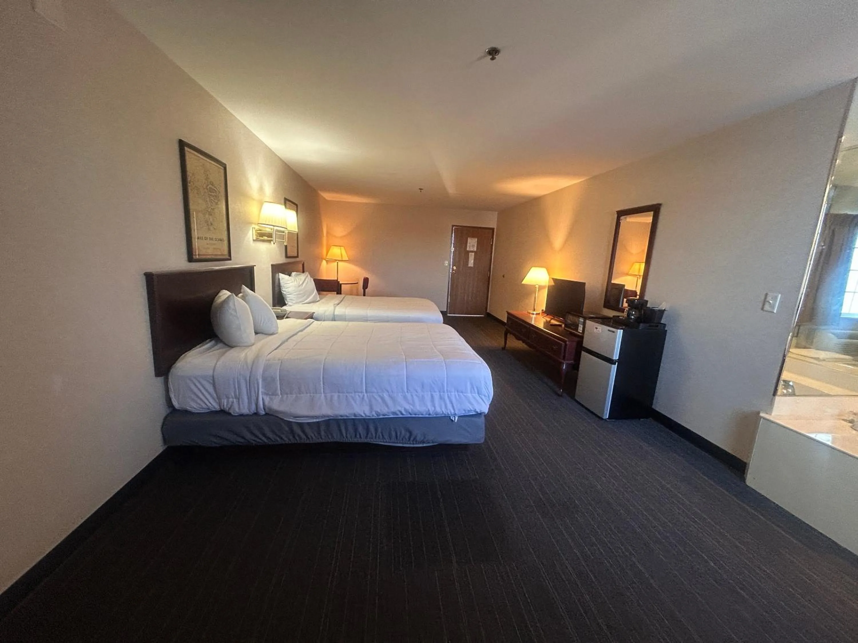 Bedroom, Bed in Osage Village Inn Near Lake Ozarks US 54