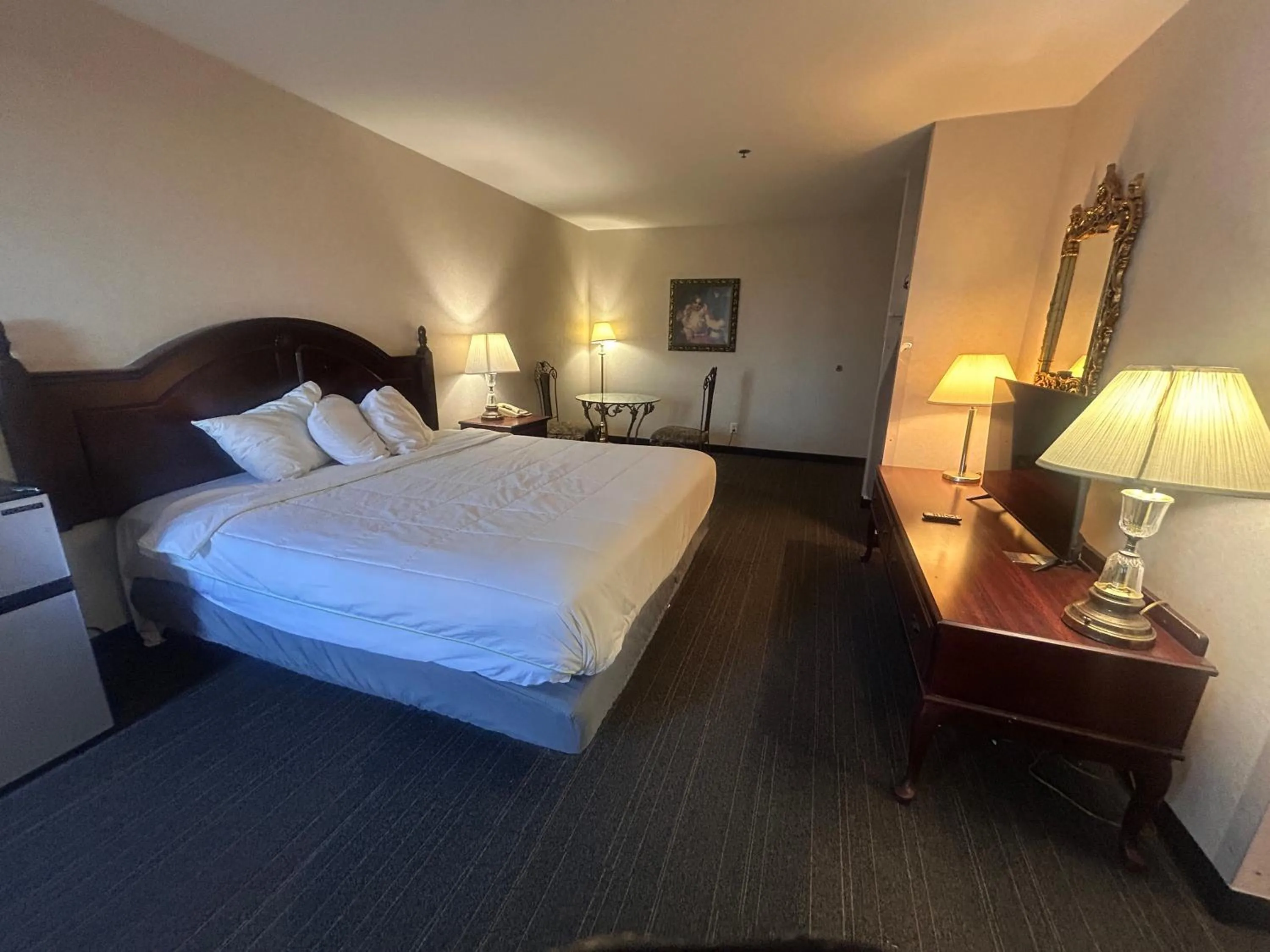 Bedroom, Bed in Osage Village Inn Near Lake Ozarks US 54