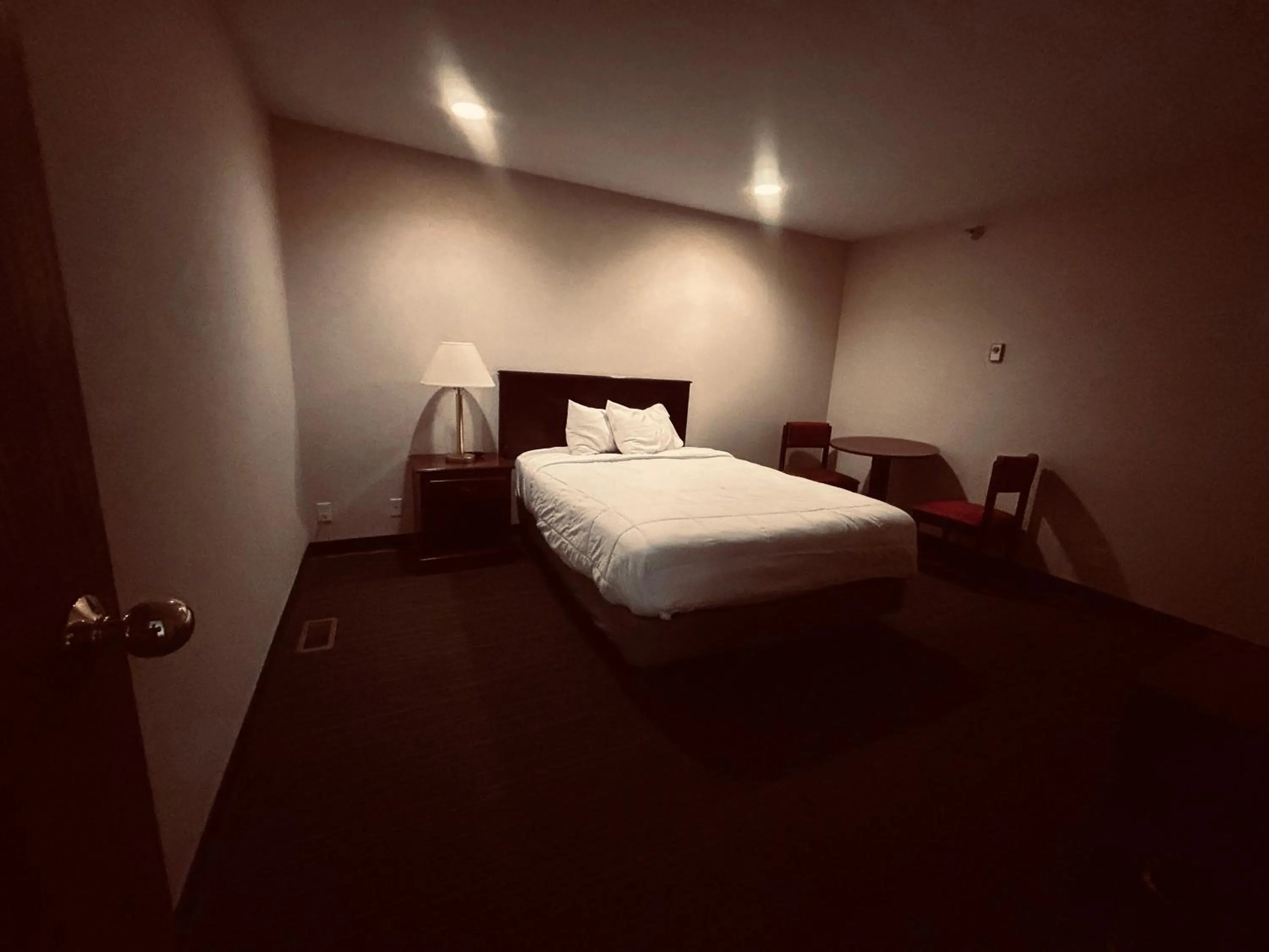 Bedroom, Bed in Osage Village Inn Near Lake Ozarks US 54