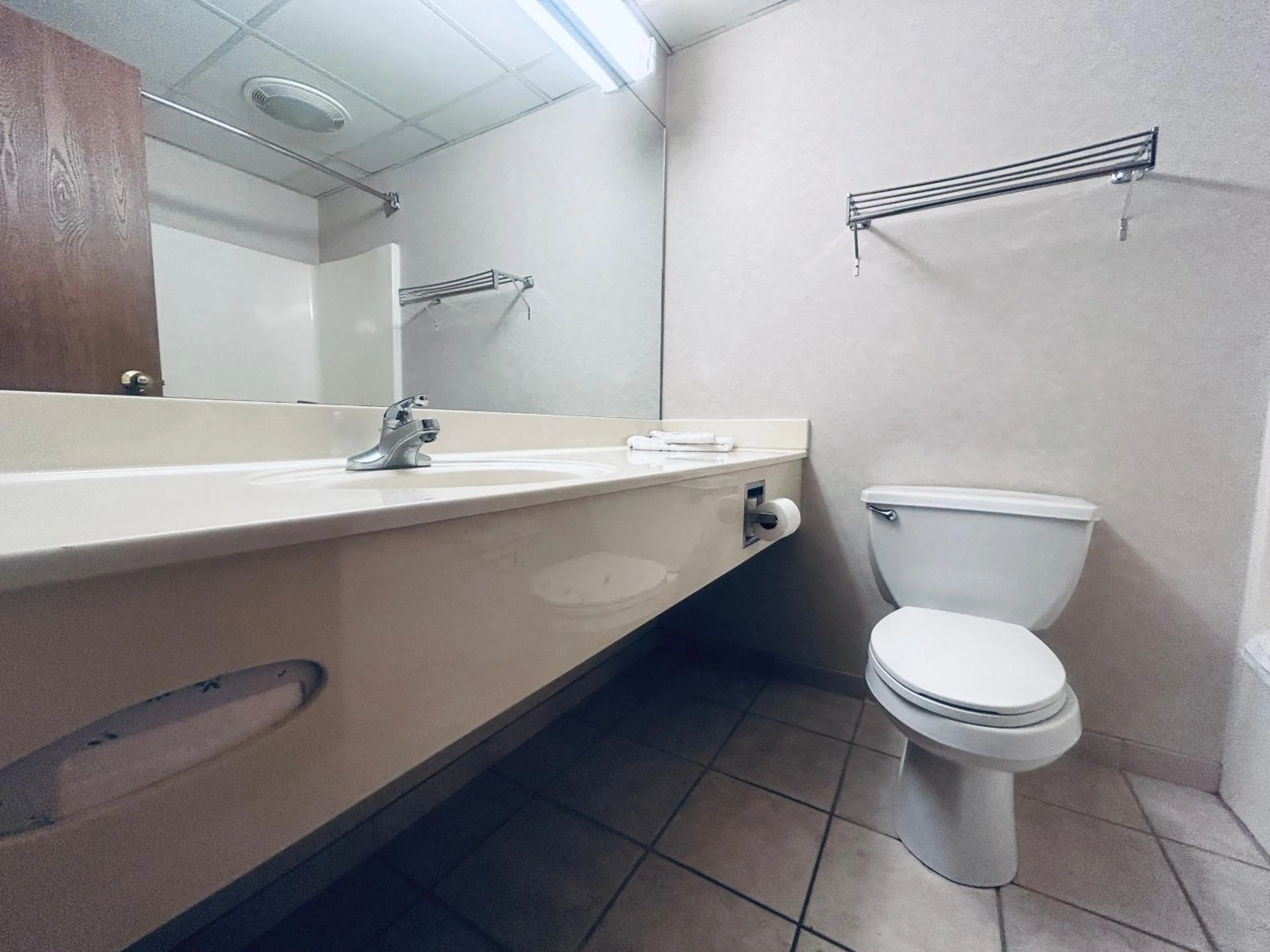 Bathroom in Osage Village Inn Near Lake Ozarks US 54