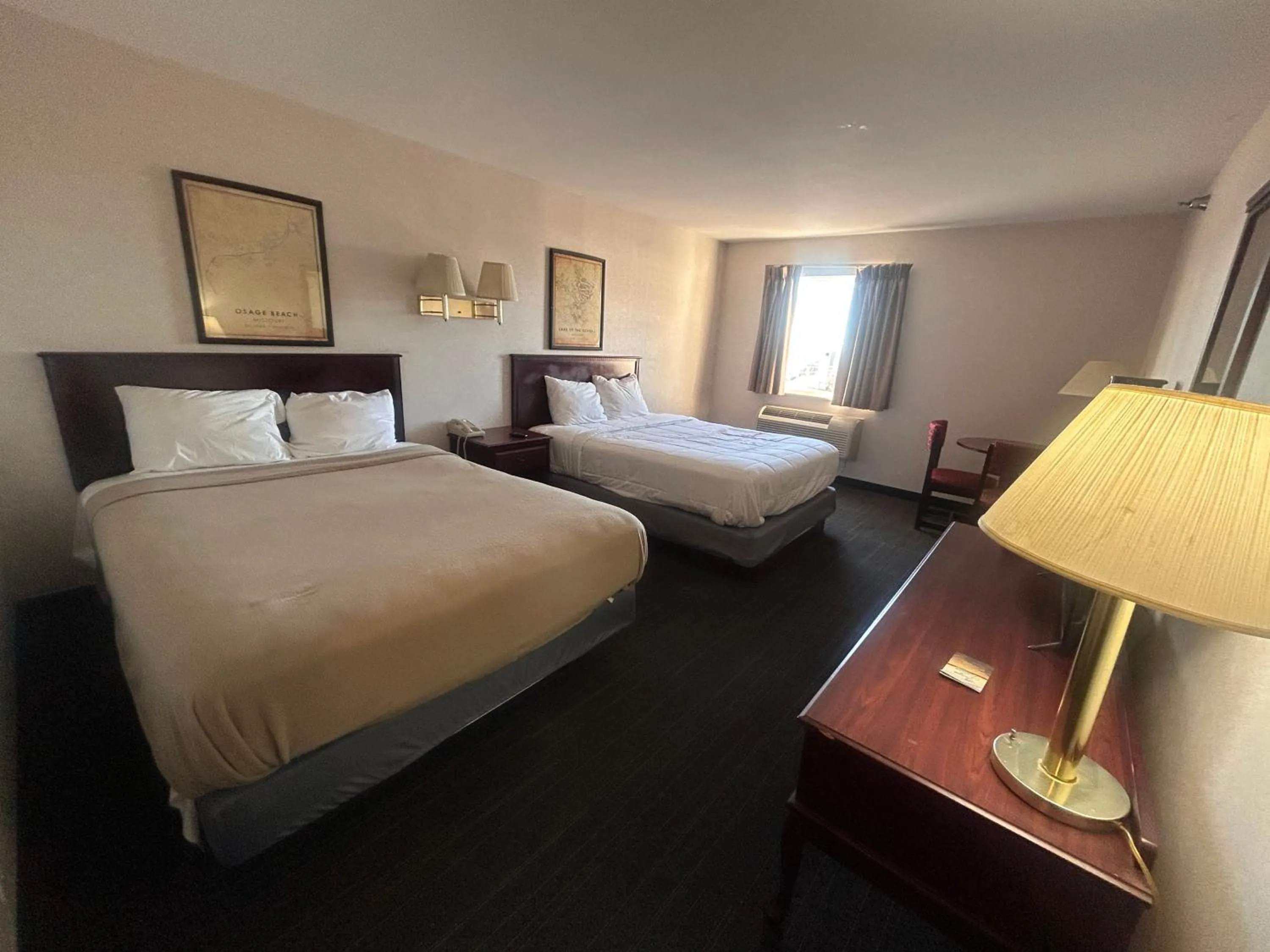 Bedroom, Bed in Osage Village Inn Near Lake Ozarks US 54