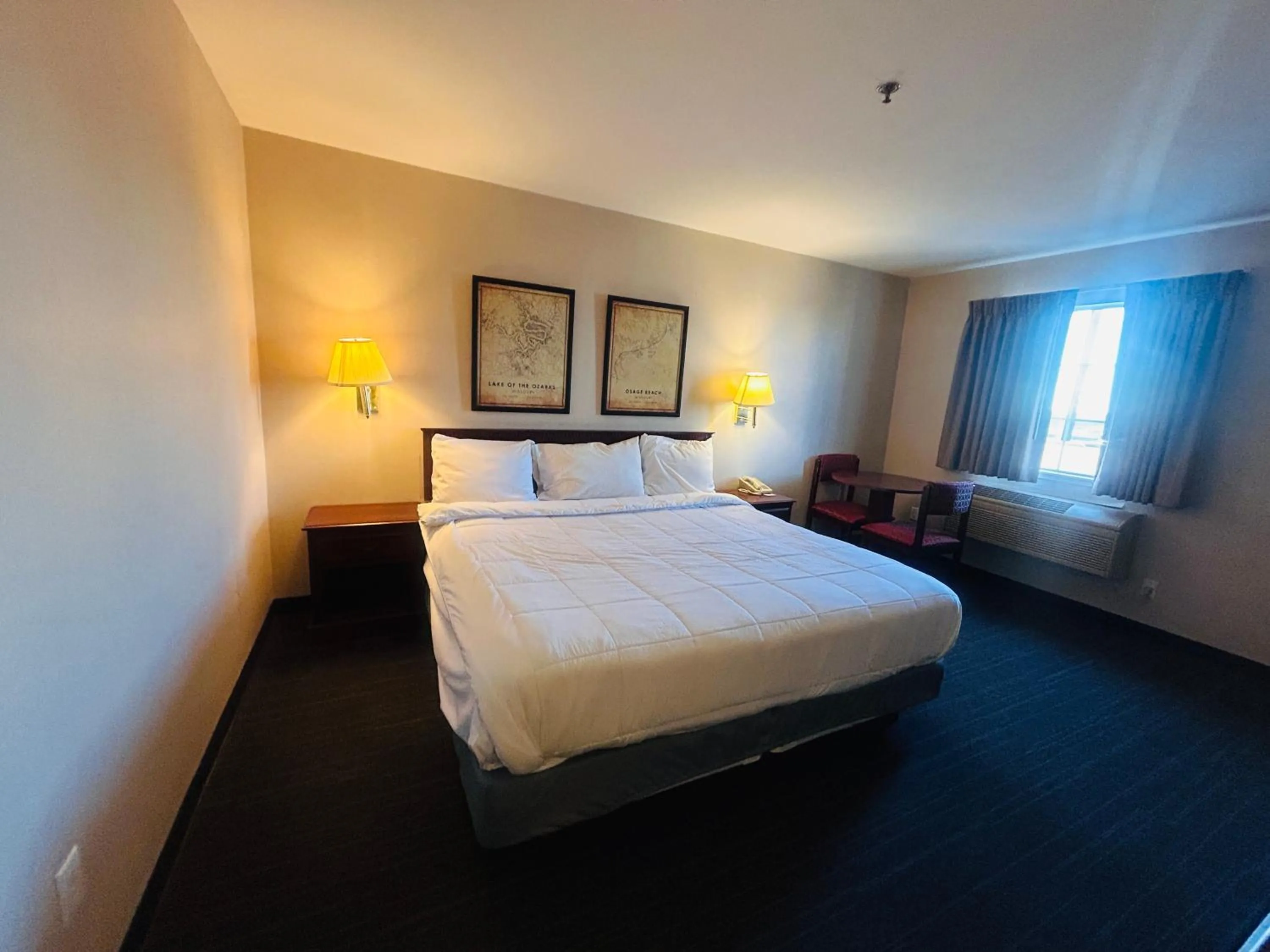 Bedroom, Bed in Osage Village Inn Near Lake Ozarks US 54