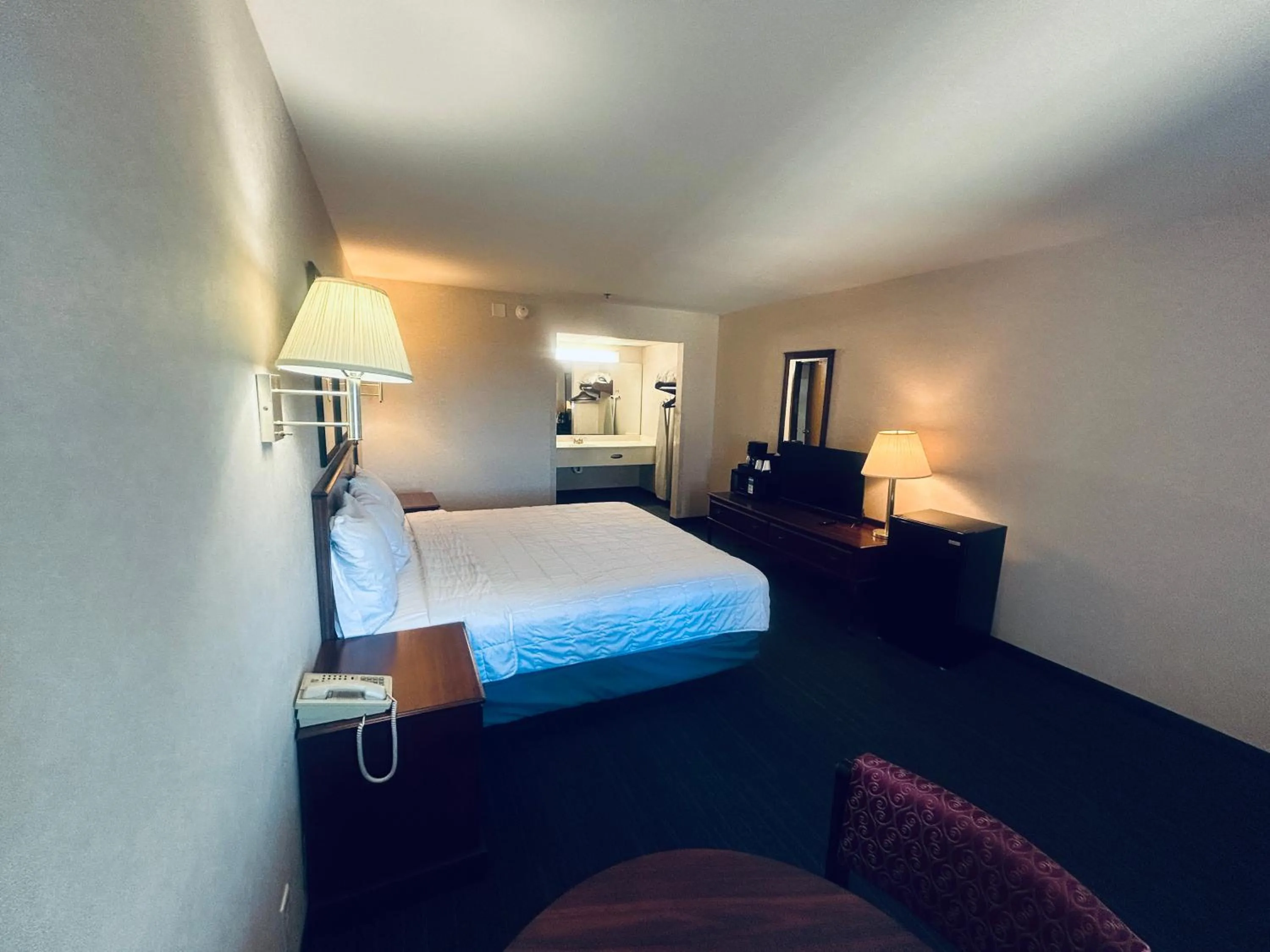 Bedroom, Bed in Osage Village Inn Near Lake Ozarks US 54