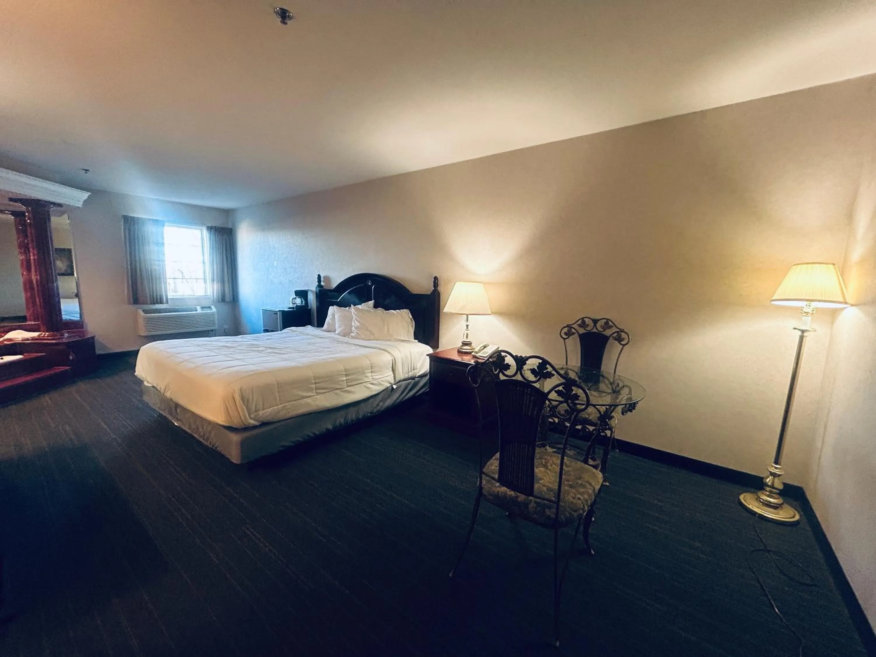 Bedroom, Bed in Osage Village Inn Near Lake Ozarks US 54