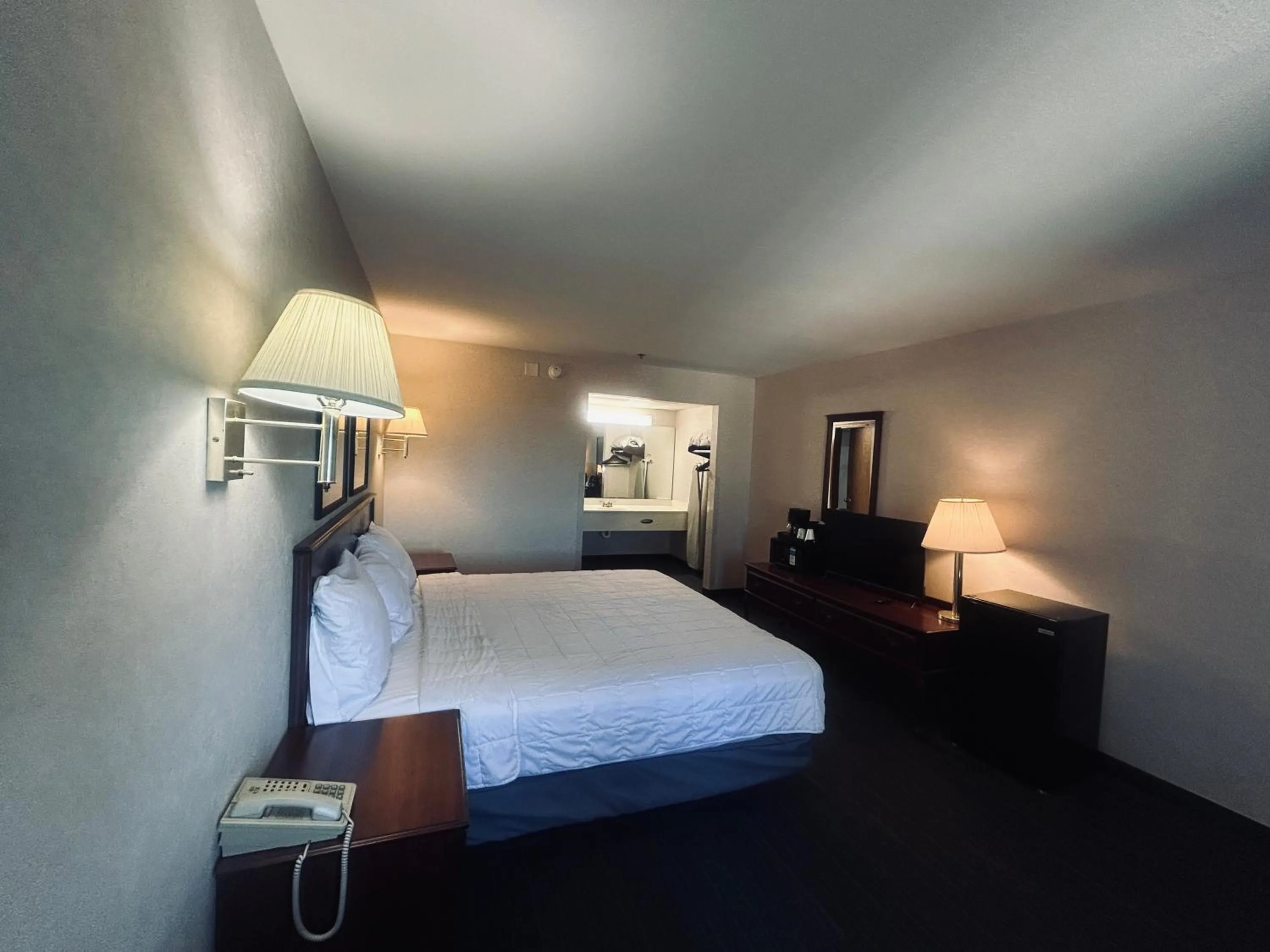 Bedroom, Bed in Osage Village Inn Near Lake Ozarks US 54