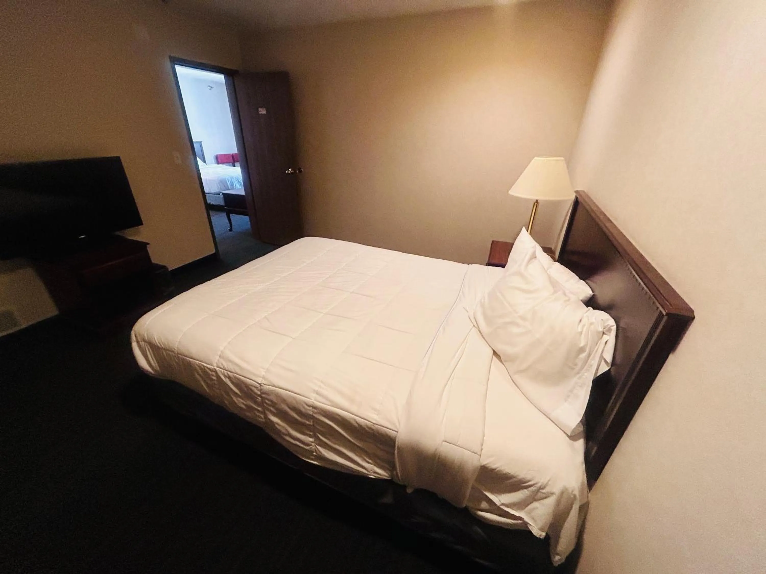 Bedroom, Bed in Osage Village Inn Near Lake Ozarks US 54