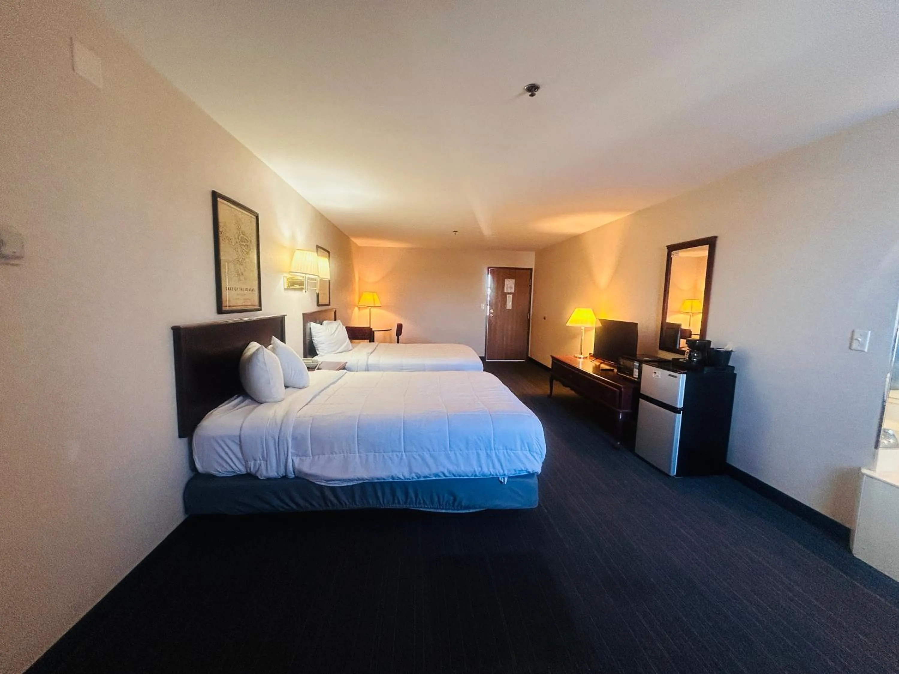 Bedroom, Bed in Osage Village Inn Near Lake Ozarks US 54