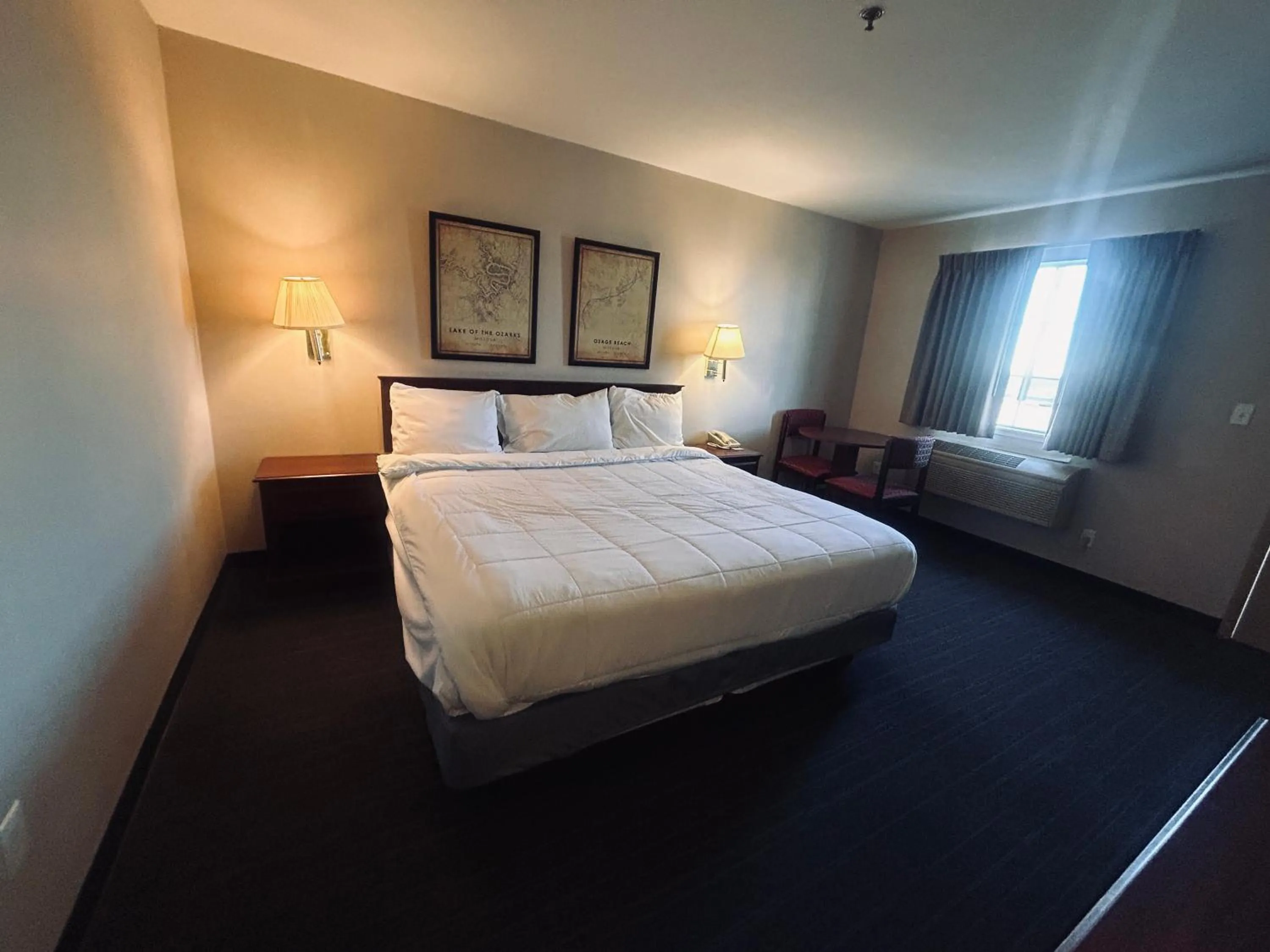 Bedroom, Bed in Osage Village Inn Near Lake Ozarks US 54