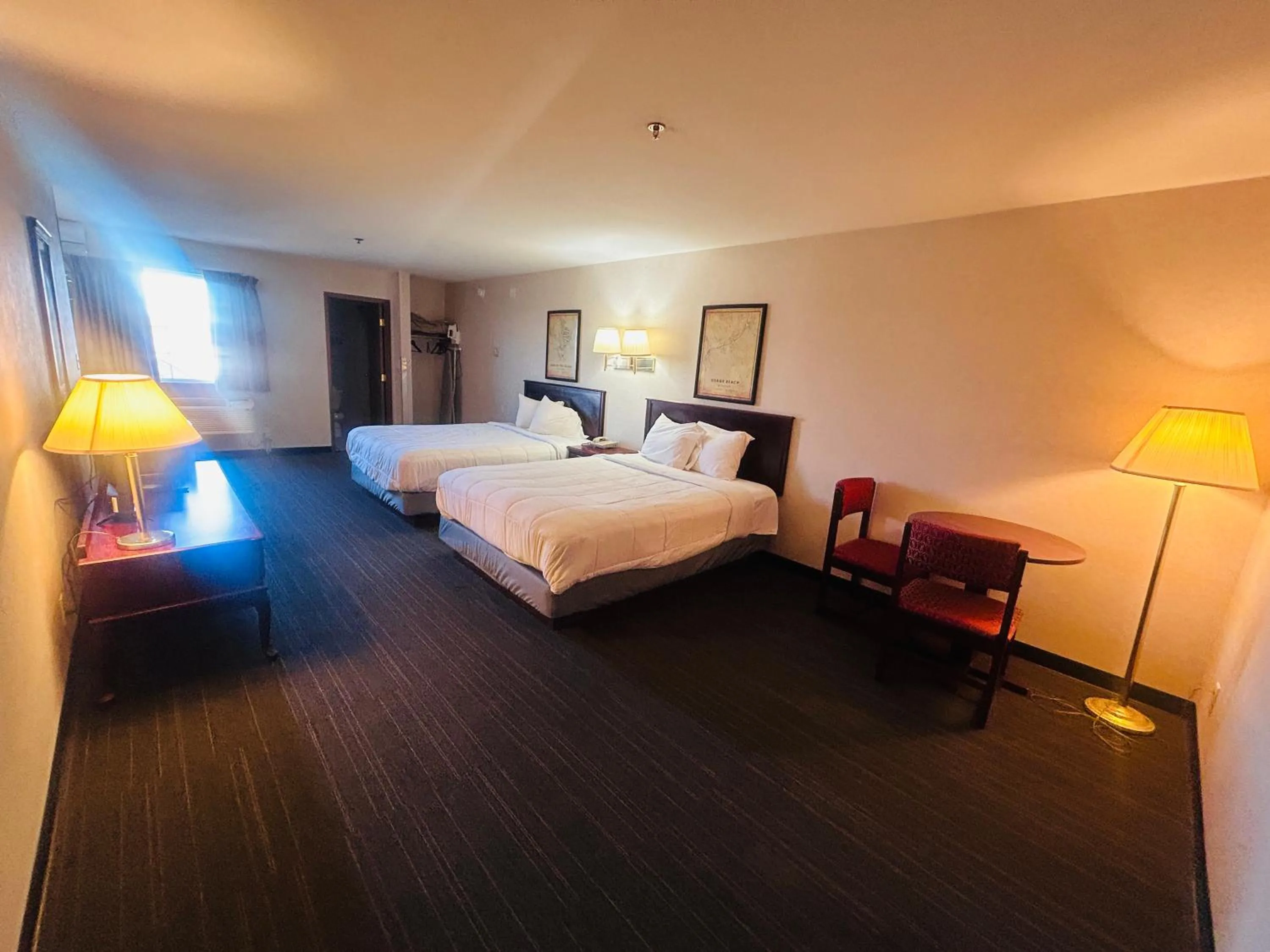 Bedroom, Bed in Osage Village Inn Near Lake Ozarks US 54