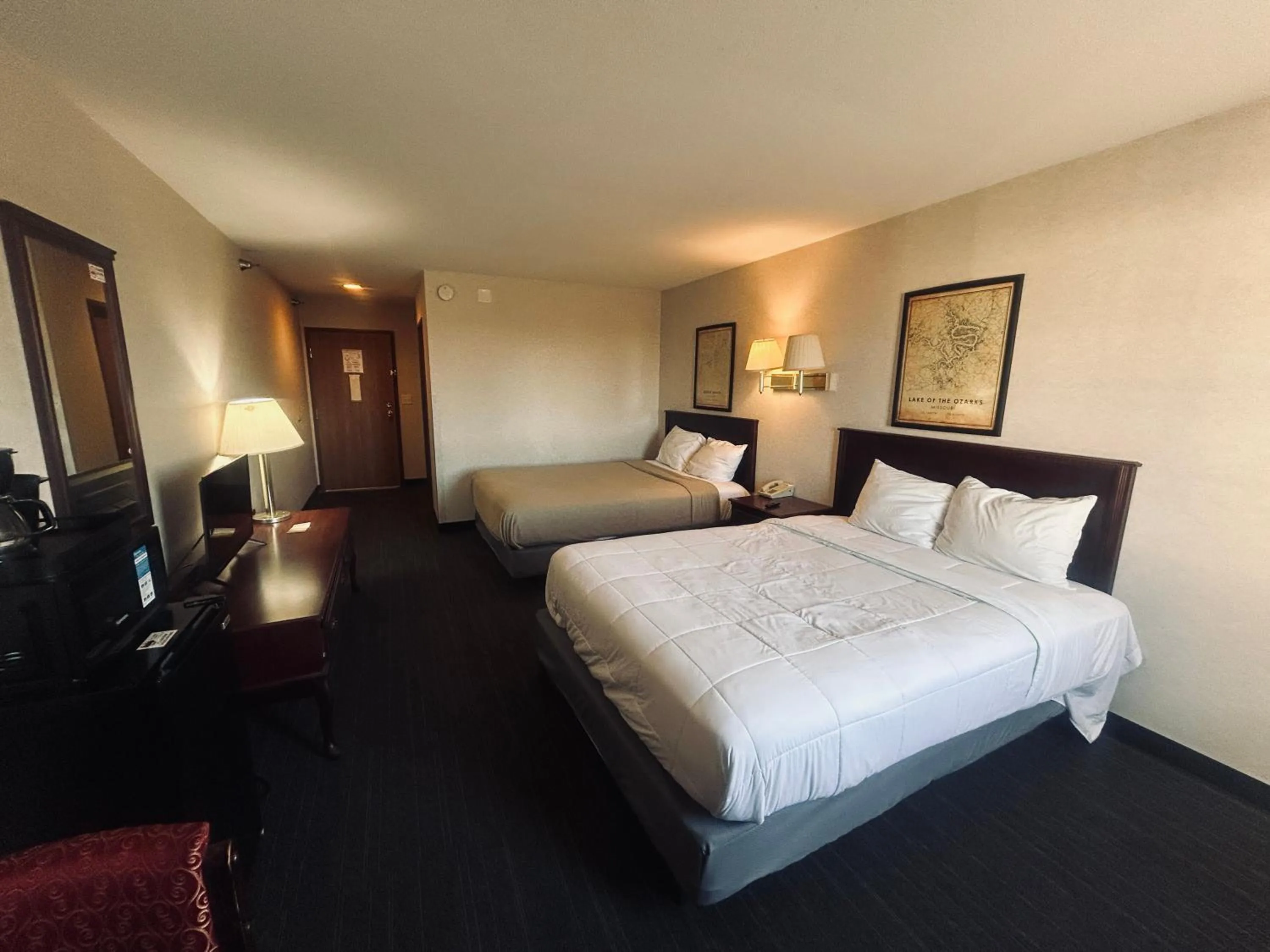 Bedroom, Bed in Osage Village Inn Near Lake Ozarks US 54