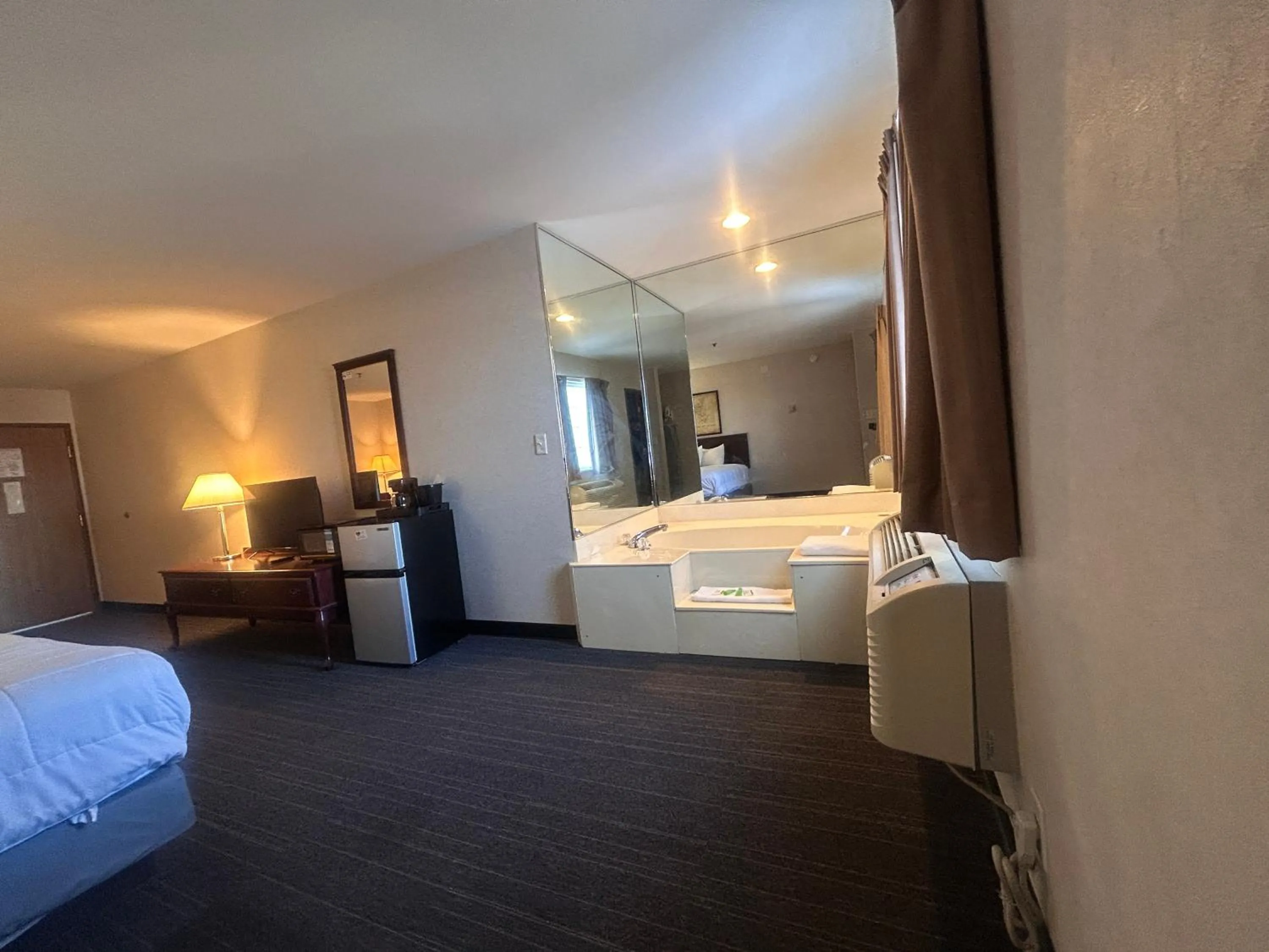 Bedroom, Bed in Osage Village Inn Near Lake Ozarks US 54