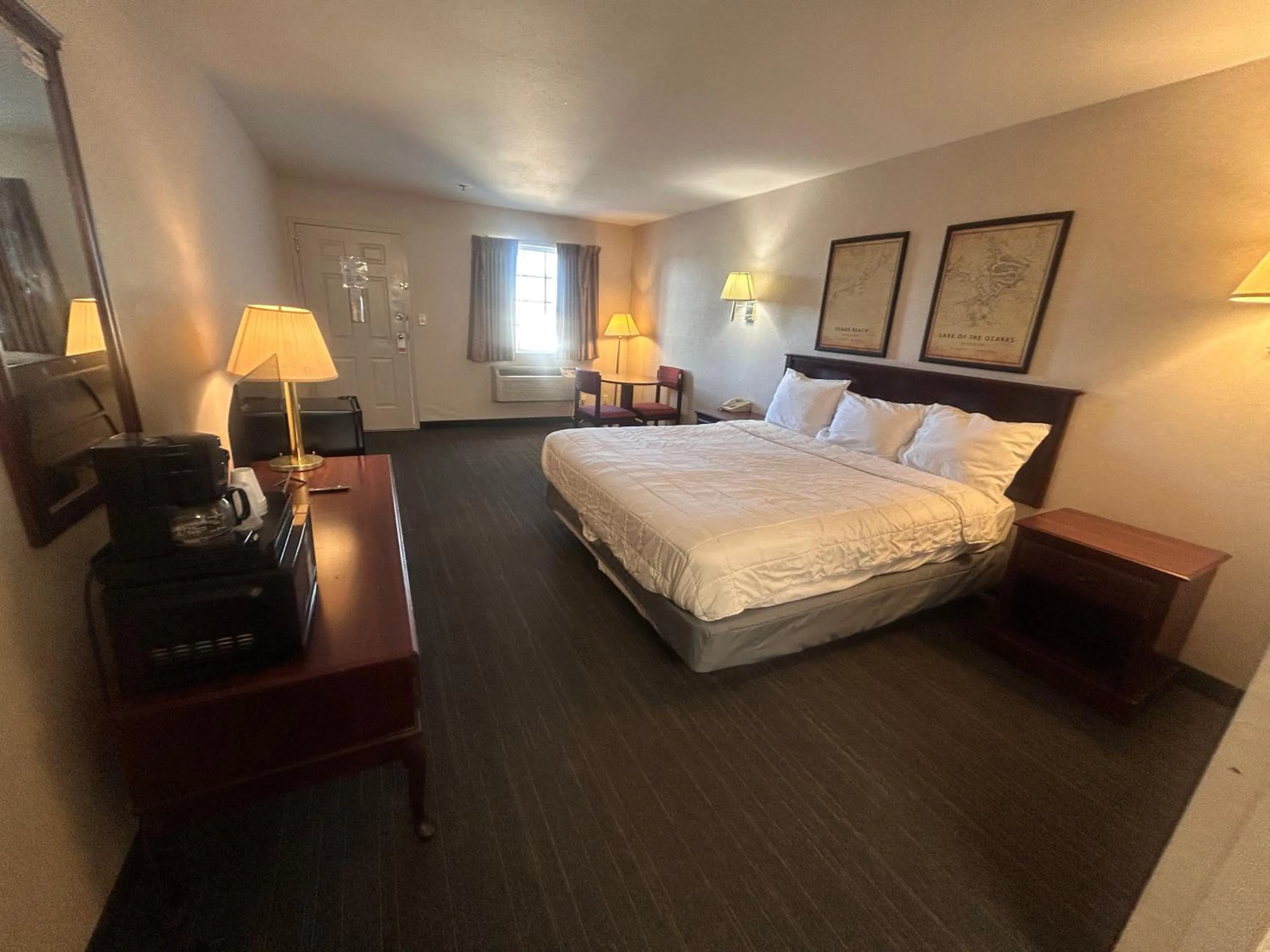 Bedroom, Bed in Osage Village Inn Near Lake Ozarks US 54