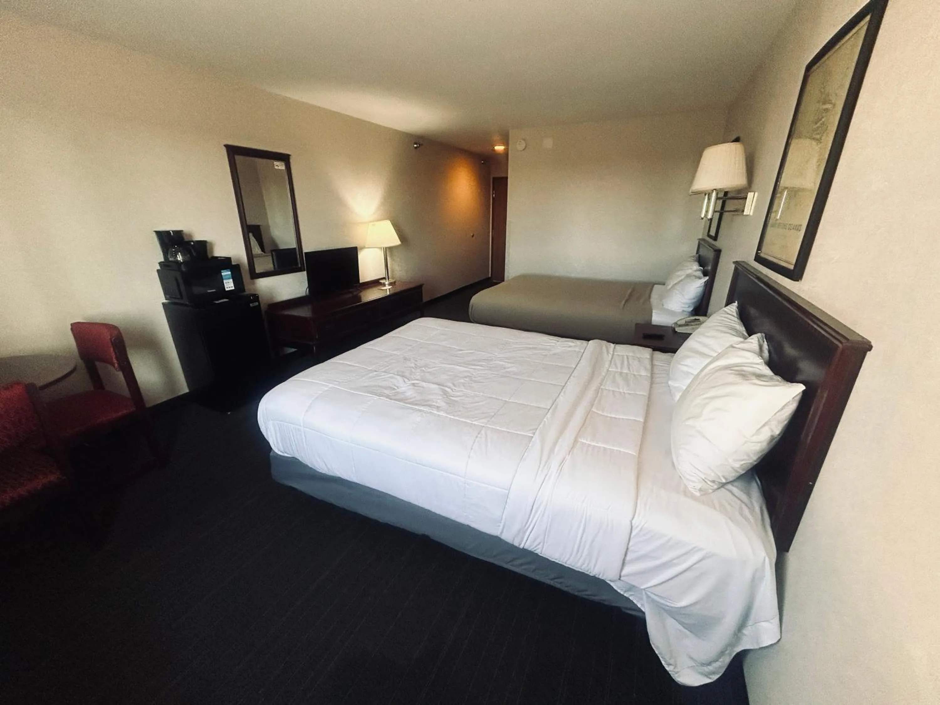 Bedroom, Bed in Osage Village Inn Near Lake Ozarks US 54