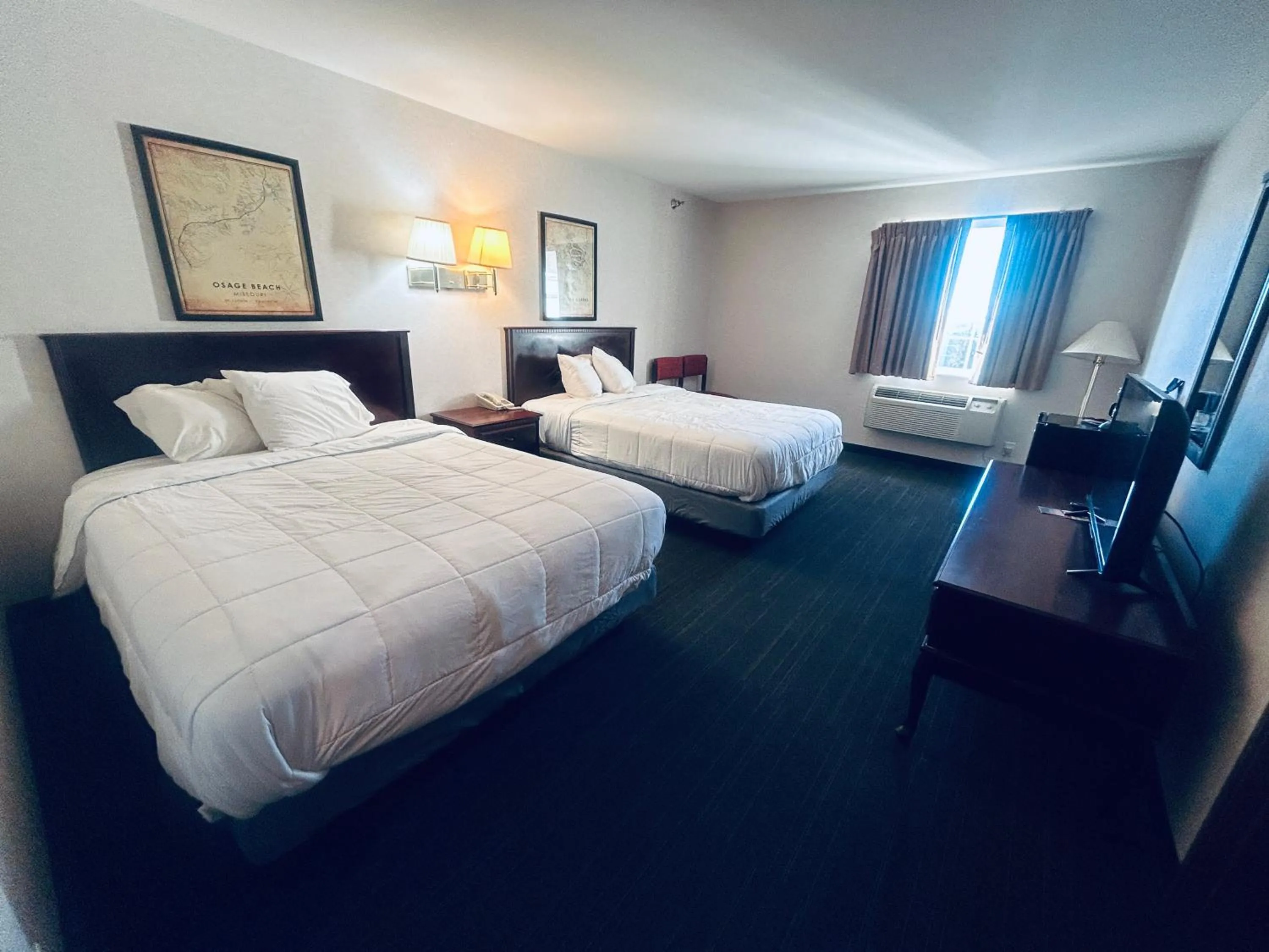 Bedroom, Bed in Osage Village Inn Near Lake Ozarks US 54