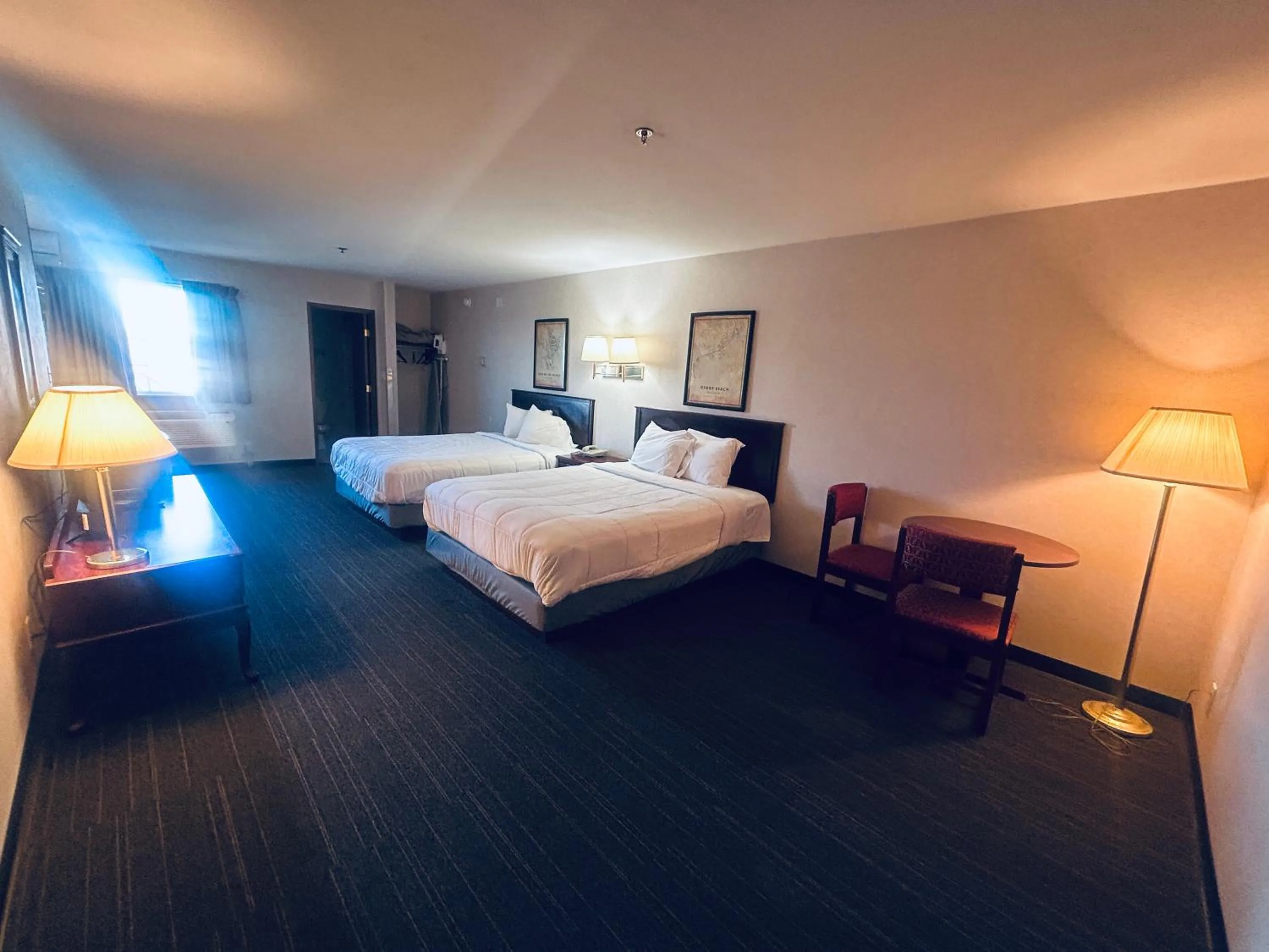 Bedroom, Bed in Osage Village Inn Near Lake Ozarks US 54