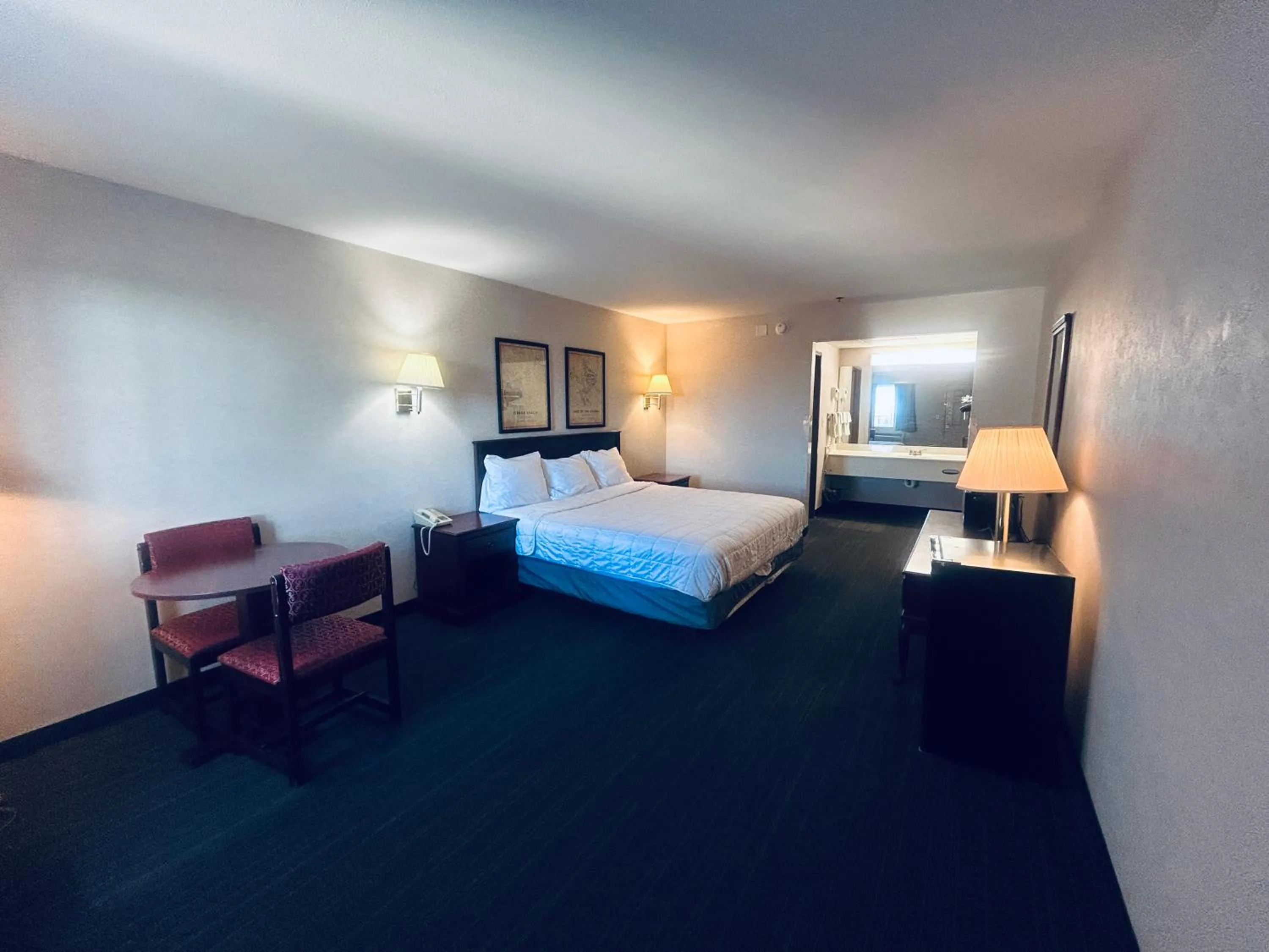 Bedroom, Bed in Osage Village Inn Near Lake Ozarks US 54