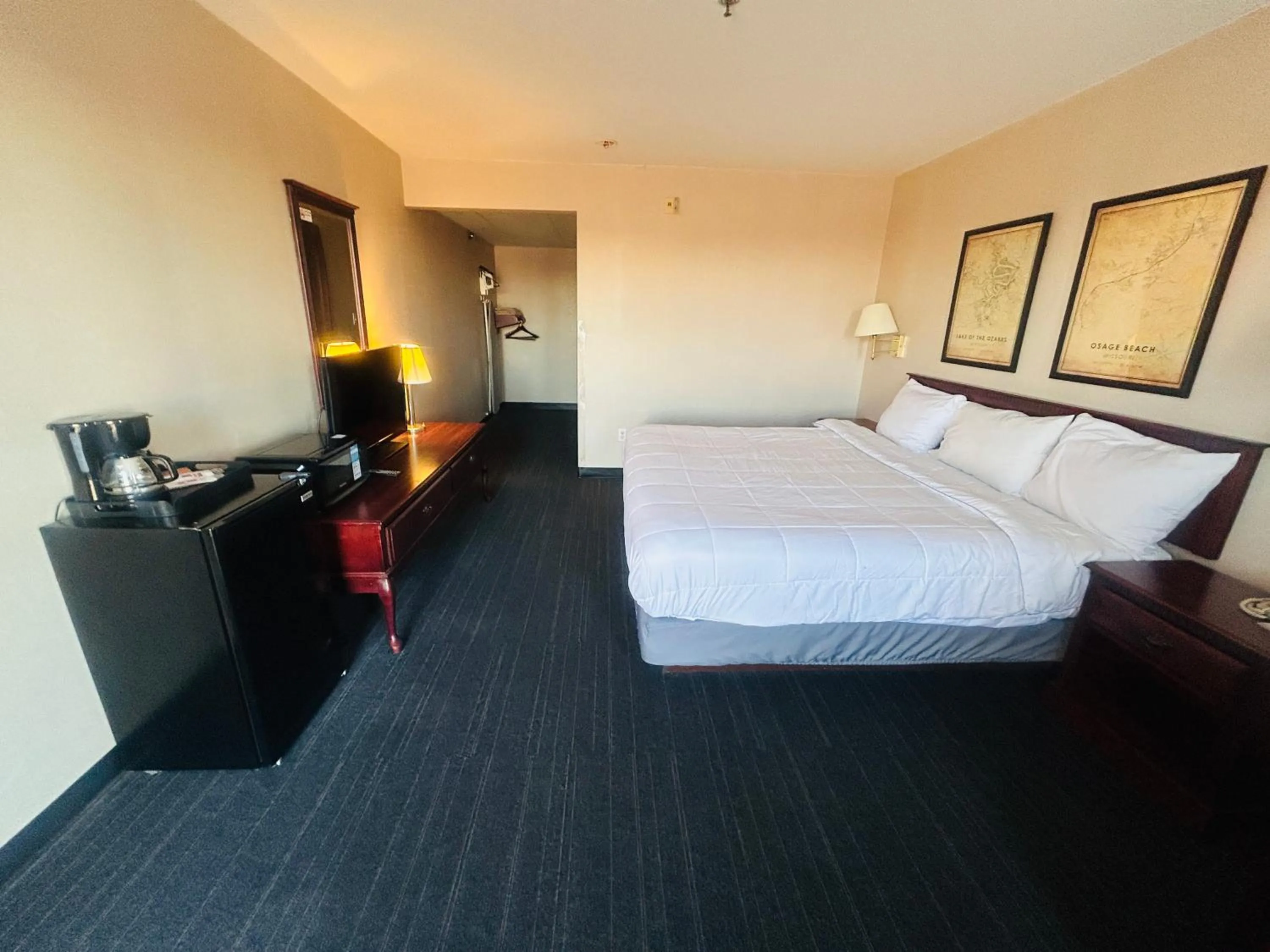 Bedroom, Bed in Osage Village Inn Near Lake Ozarks US 54