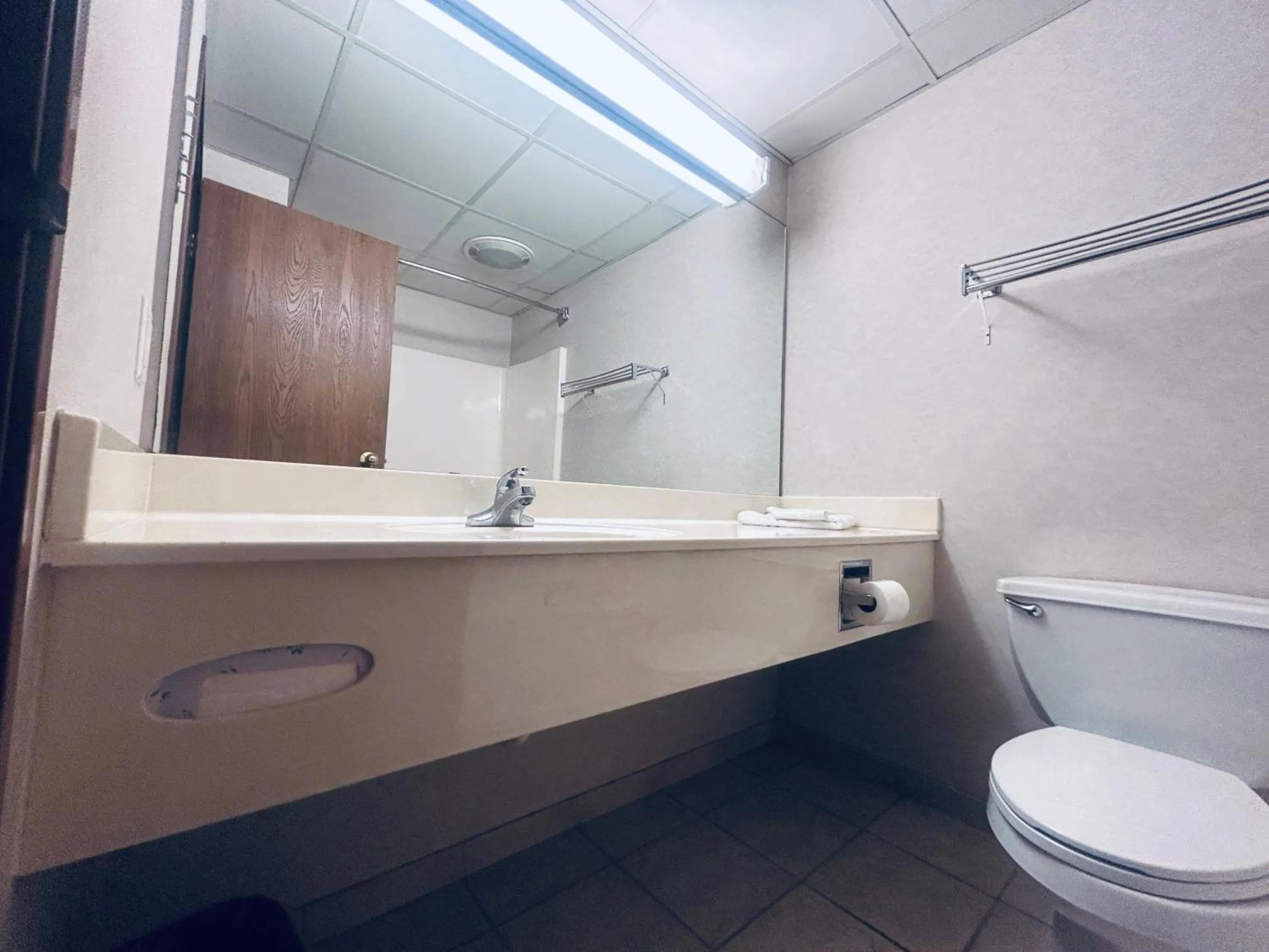 Bathroom in Osage Village Inn Near Lake Ozarks US 54