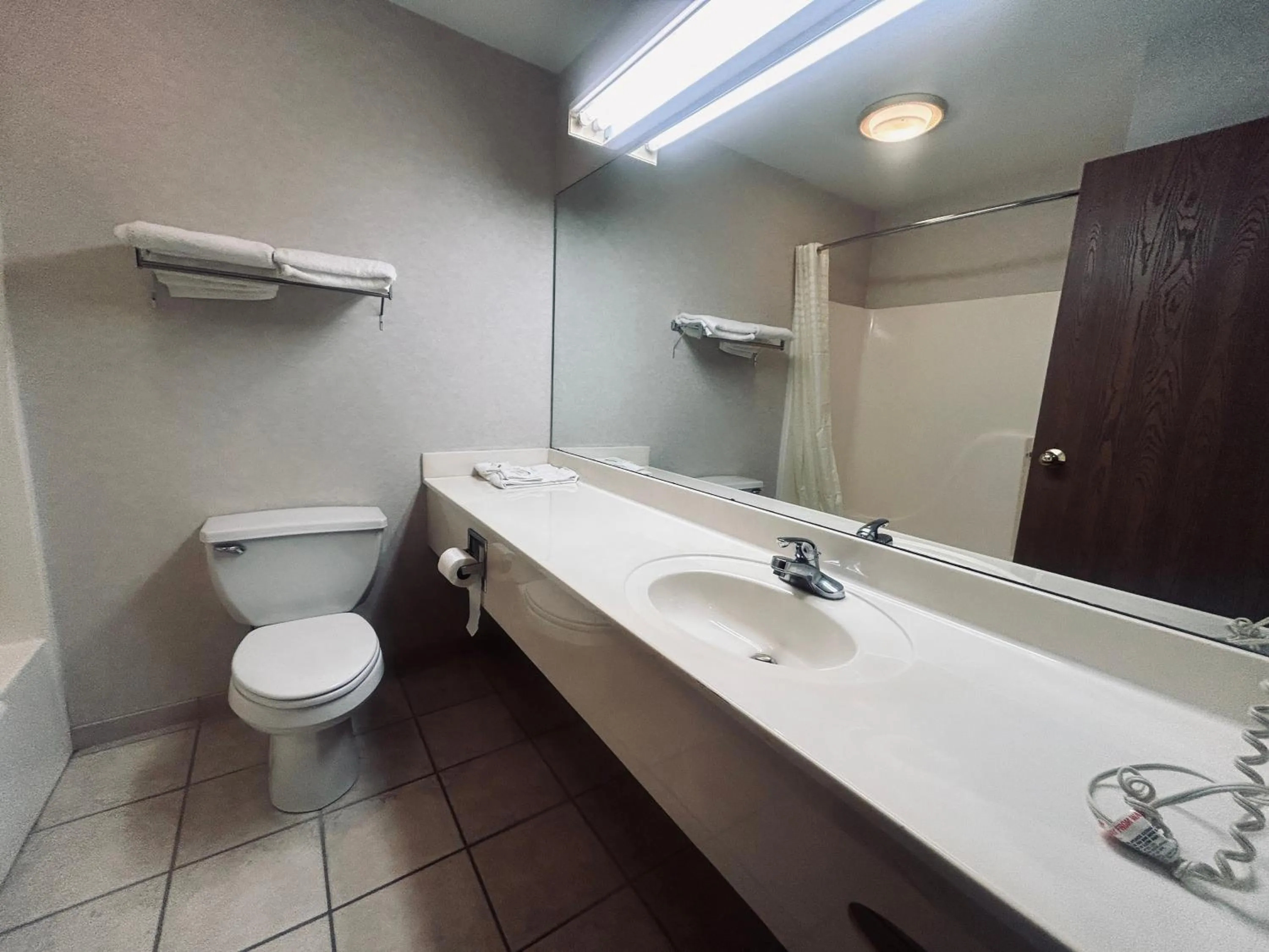 Bathroom in Osage Village Inn Near Lake Ozarks US 54