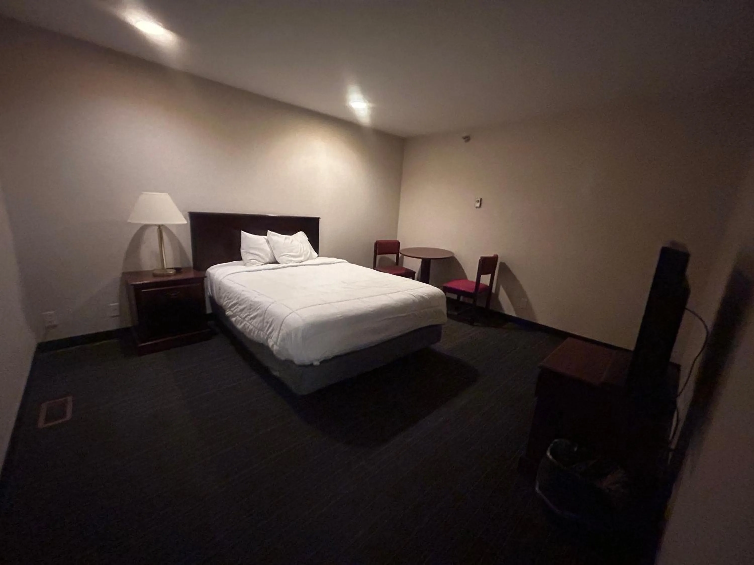 Bedroom, Bed in Osage Village Inn Near Lake Ozarks US 54